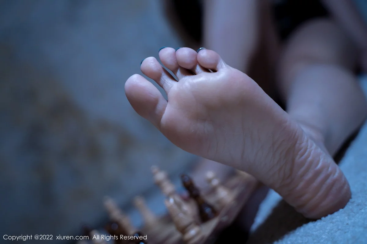 [[XiuRen秀人网]秀人网]No.5988_模特雅雯私房性感白色露肩服饰露黑色蕾丝内衣魅惑黑丝迷人写真65P