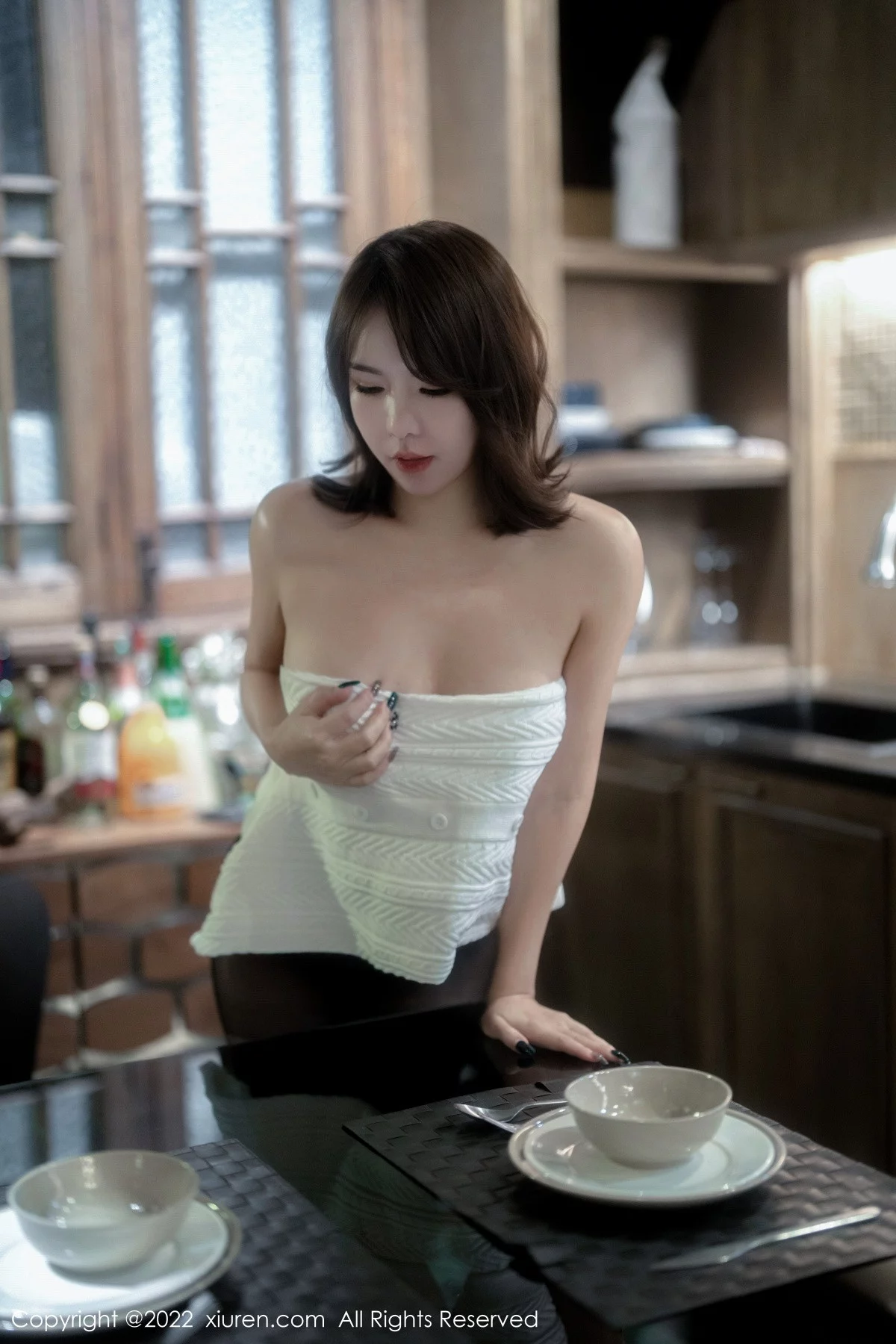 [[XiuRen秀人网]秀人网]No.5988_模特雅雯私房性感白色露肩服饰露黑色蕾丝内衣魅惑黑丝迷人写真65P