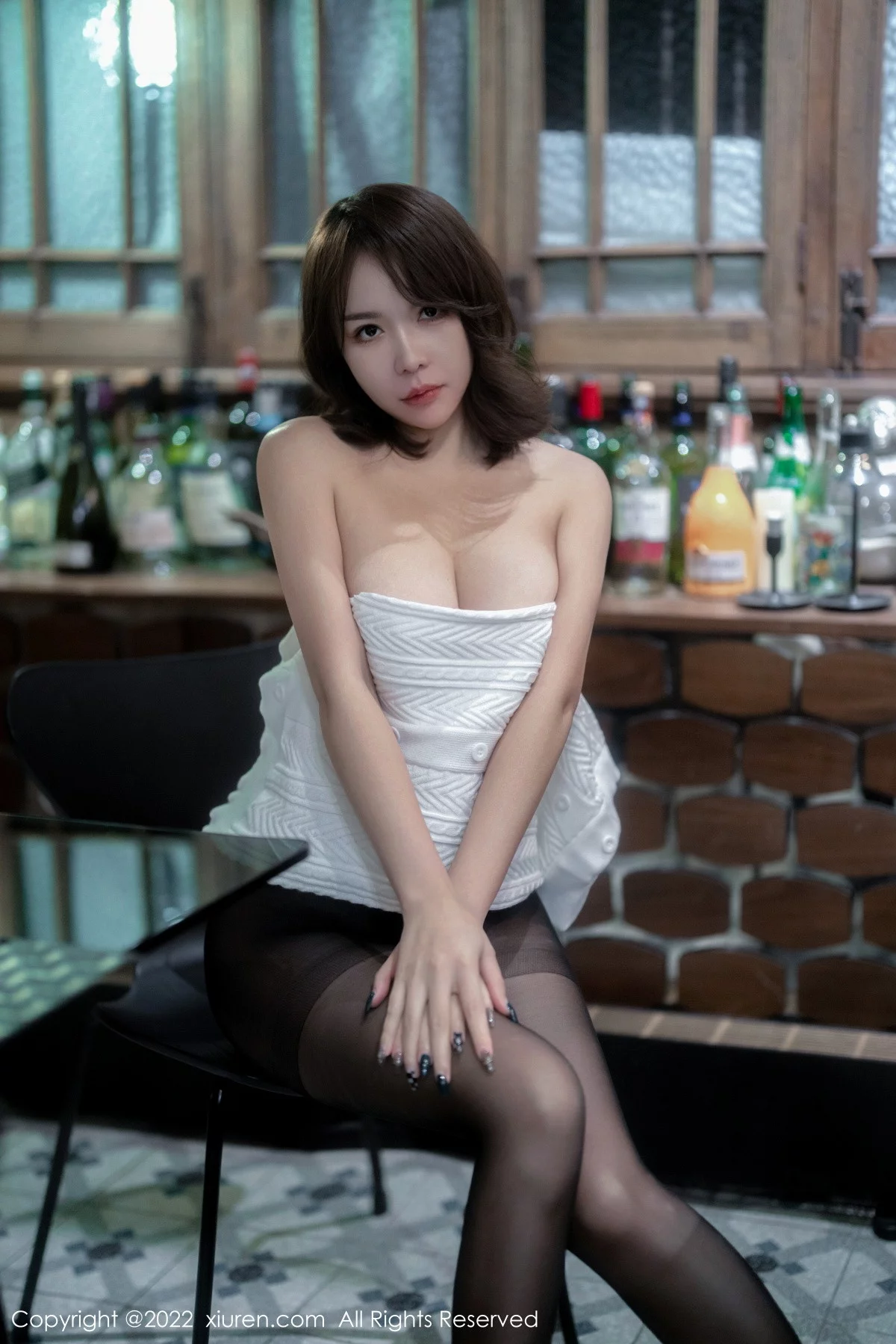 [[XiuRen秀人网]秀人网]No.5988_模特雅雯私房性感白色露肩服饰露黑色蕾丝内衣魅惑黑丝迷人写真65P