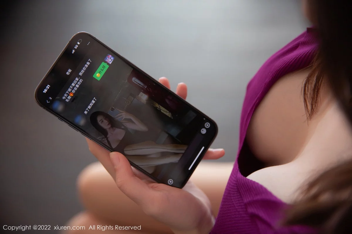 [[XiuRen秀人网]秀人网]No.5998_模特是小逗逗性感紫红色连衣裙配原色丝袜秀白嫩美腿迷人写真87P