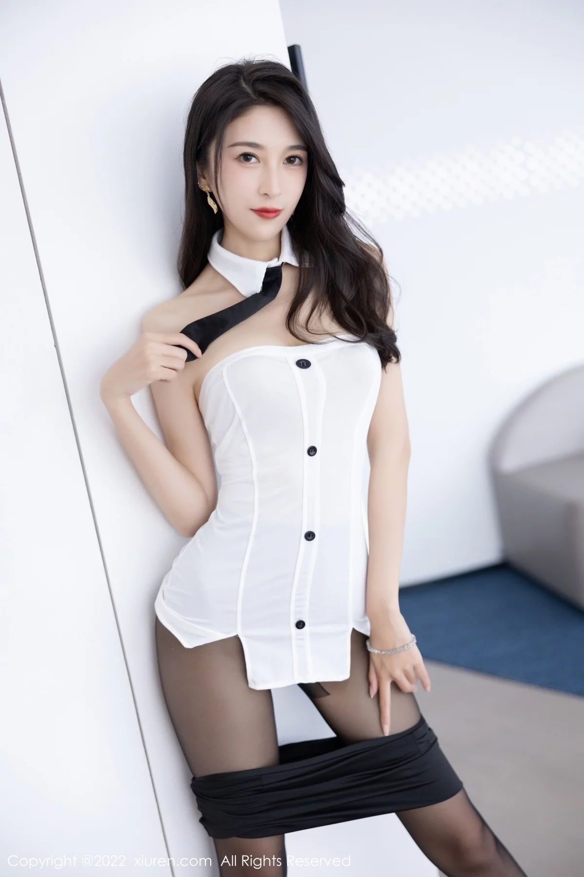 [[XiuRen秀人网]秀人网]No.5995_模特林乐一白色露肩衣配黑短裙露超薄黑丝秀曼妙身姿诱惑写真88P