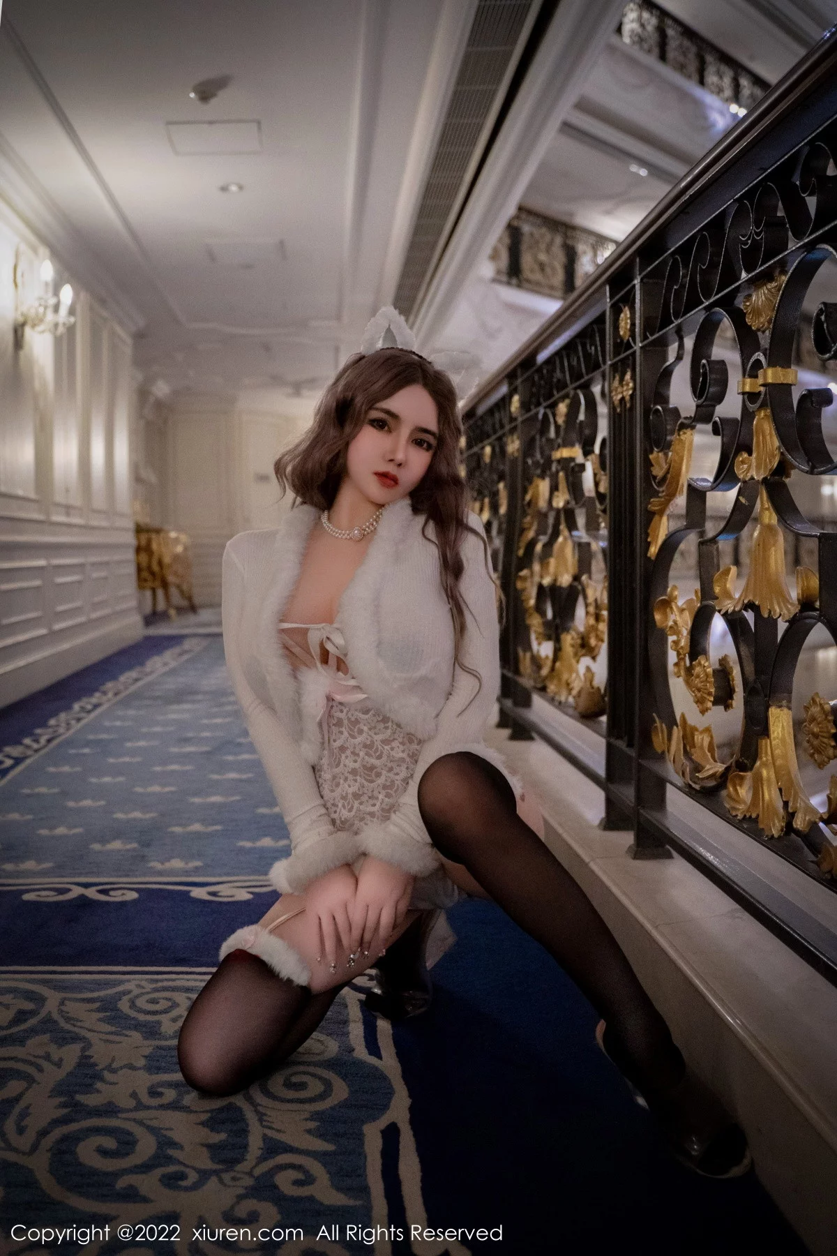 [[XiuRen秀人网]秀人网]No.6001_模特温心怡性感白色毛绒上衣配黑丝袜秀翘臀美腿惹火诱惑写真60P