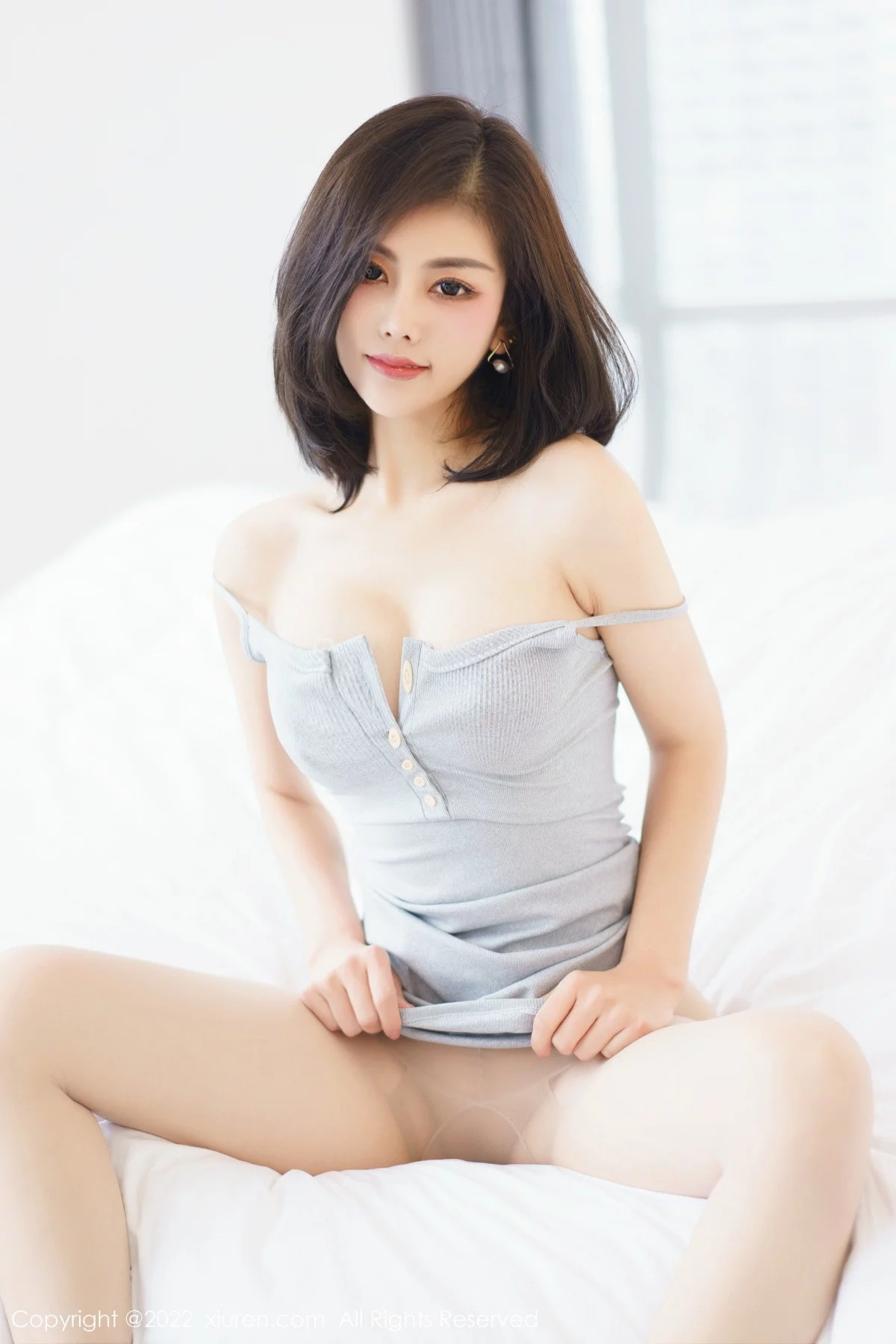 [[XiuRen秀人网]秀人网]No.5999_新人模特夕颜浅灰色吊带连衣裙配原色丝袜秀曼妙身姿迷人写真63P