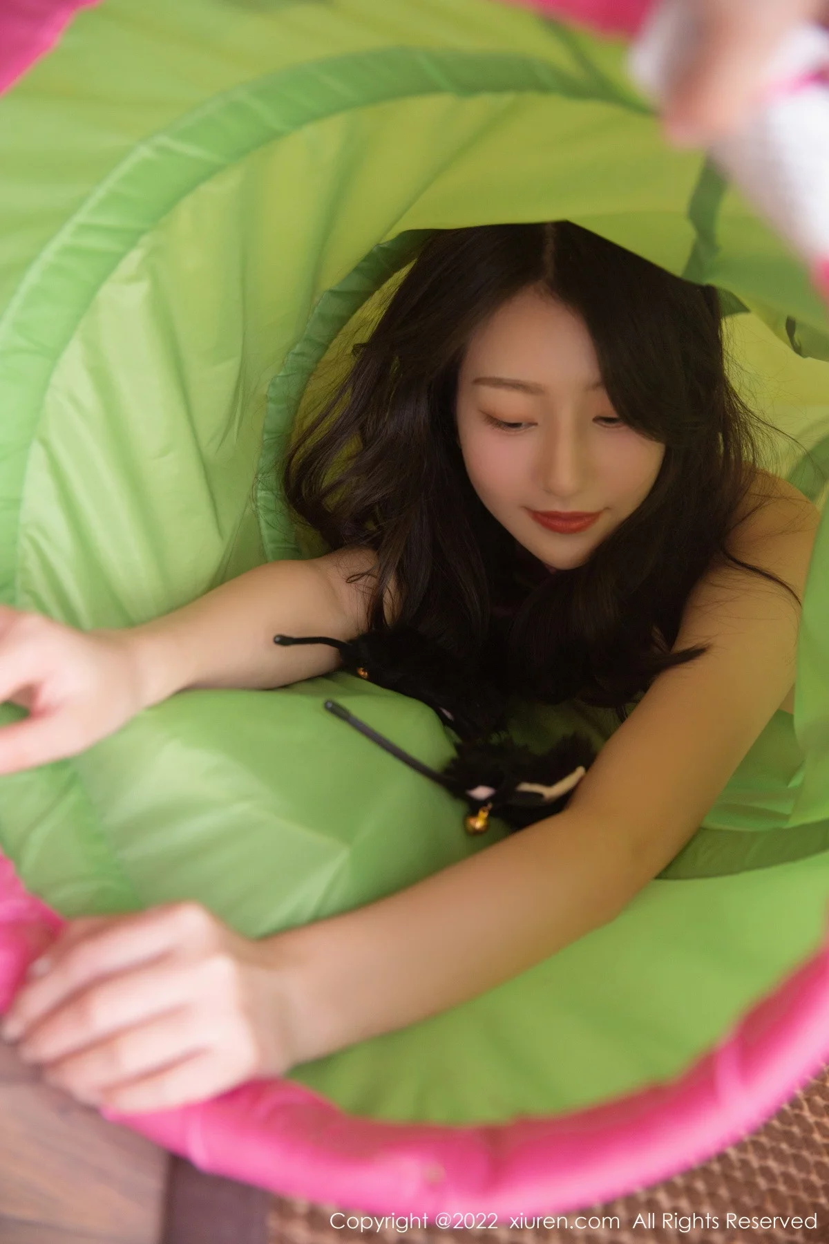 [[XiuRen秀人网]秀人网]No.6002_模特熊小诺北京旅拍私房性感暖色轻透上衣配原色丝袜迷人写真75P