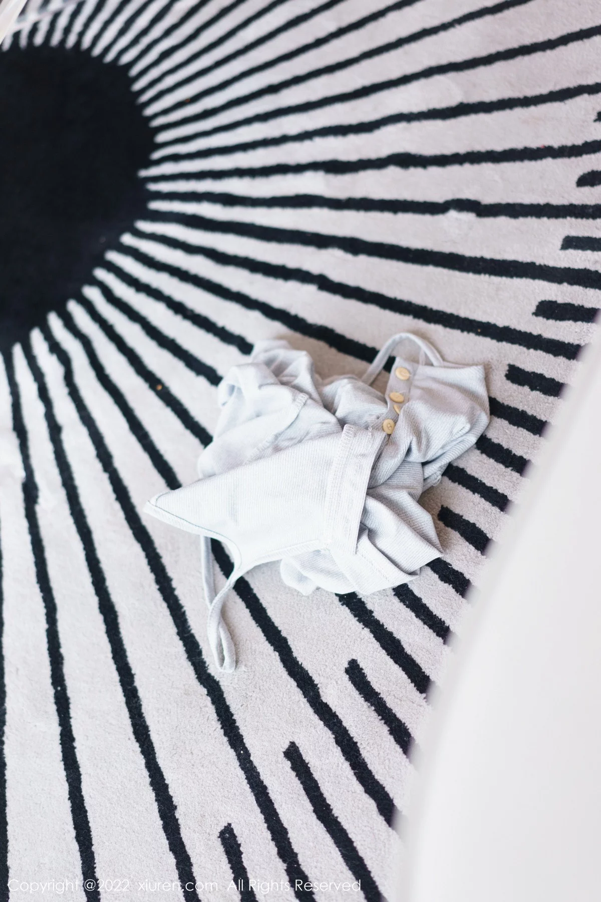 [[XiuRen秀人网]秀人网]No.5999_新人模特夕颜浅灰色吊带连衣裙配原色丝袜秀曼妙身姿迷人写真63P