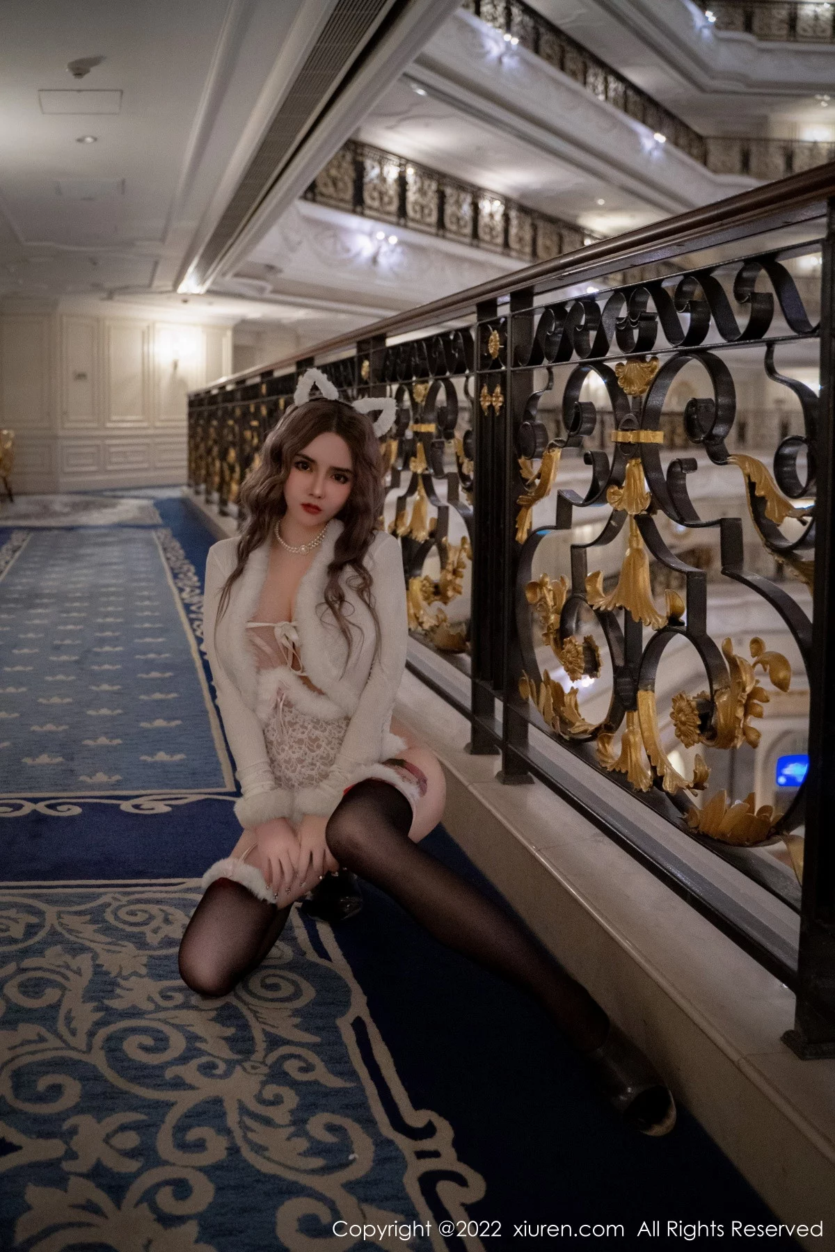 [[XiuRen秀人网]秀人网]No.6001_模特温心怡性感白色毛绒上衣配黑丝袜秀翘臀美腿惹火诱惑写真60P