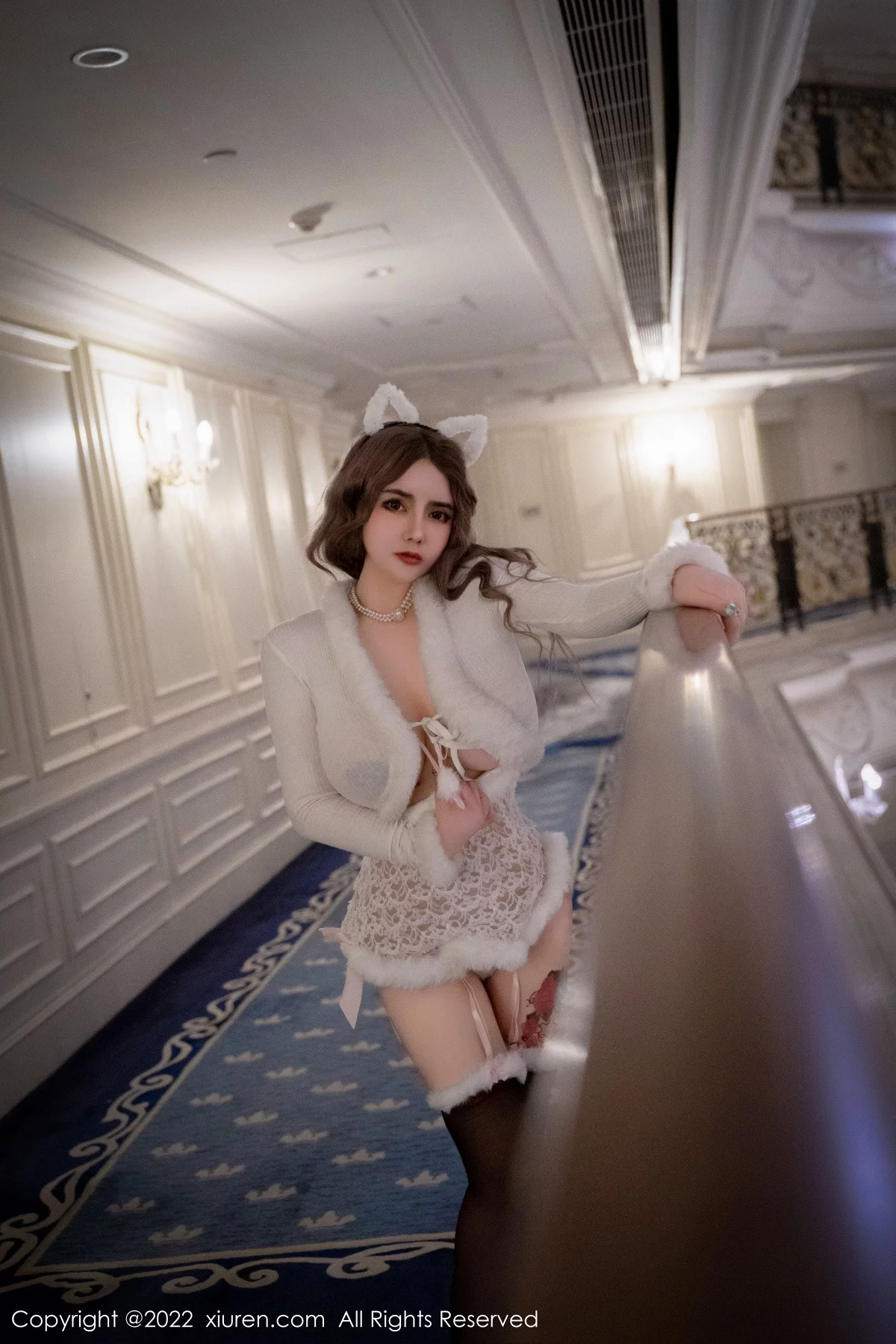 [[XiuRen秀人网]秀人网]No.6001_模特温心怡性感白色毛绒上衣配黑丝袜秀翘臀美腿惹火诱惑写真60P