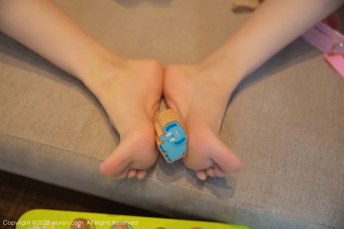 [[XiuRen秀人网]秀人网]No.6002_模特熊小诺北京旅拍私房性感暖色轻透上衣配原色丝袜迷人写真75P