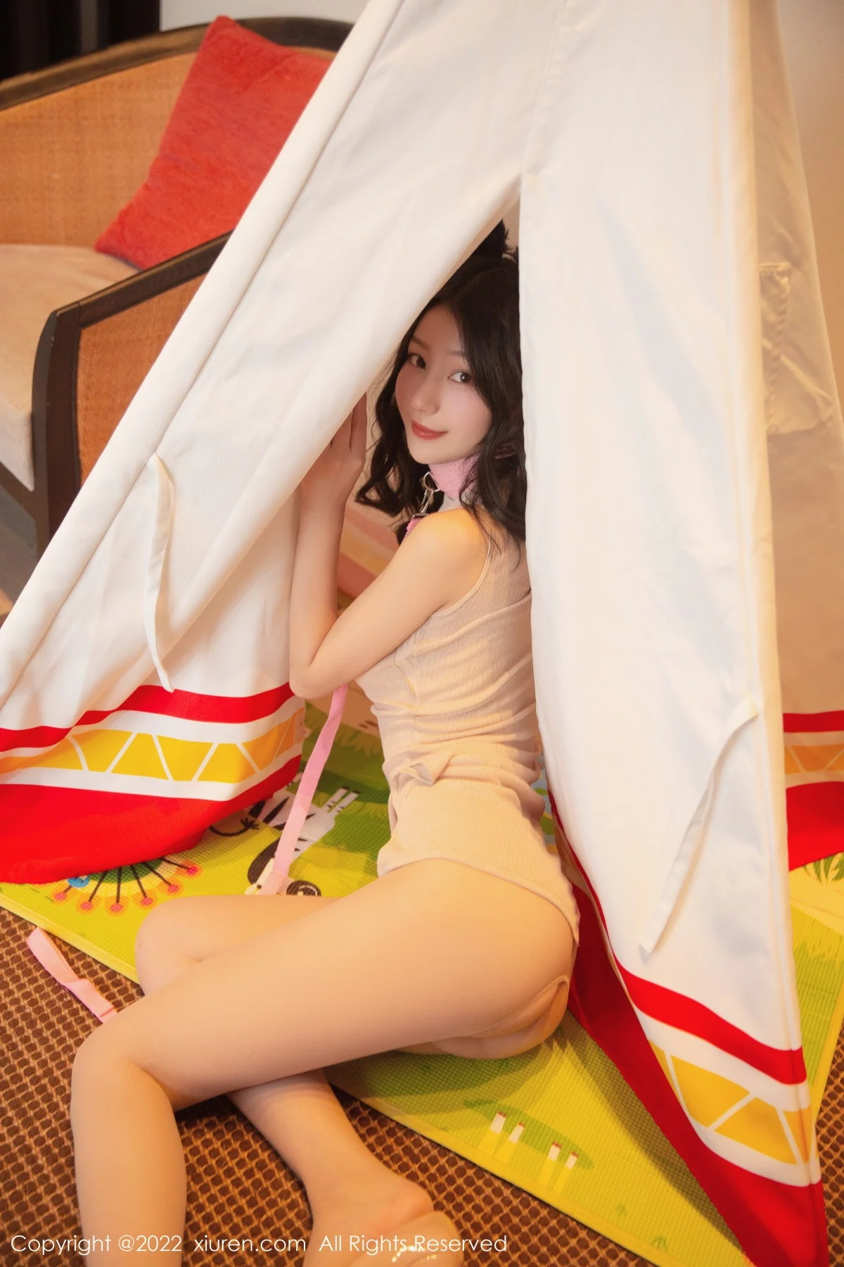 [[XiuRen秀人网]秀人网]No.6002_模特熊小诺北京旅拍私房性感暖色轻透上衣配原色丝袜迷人写真75P