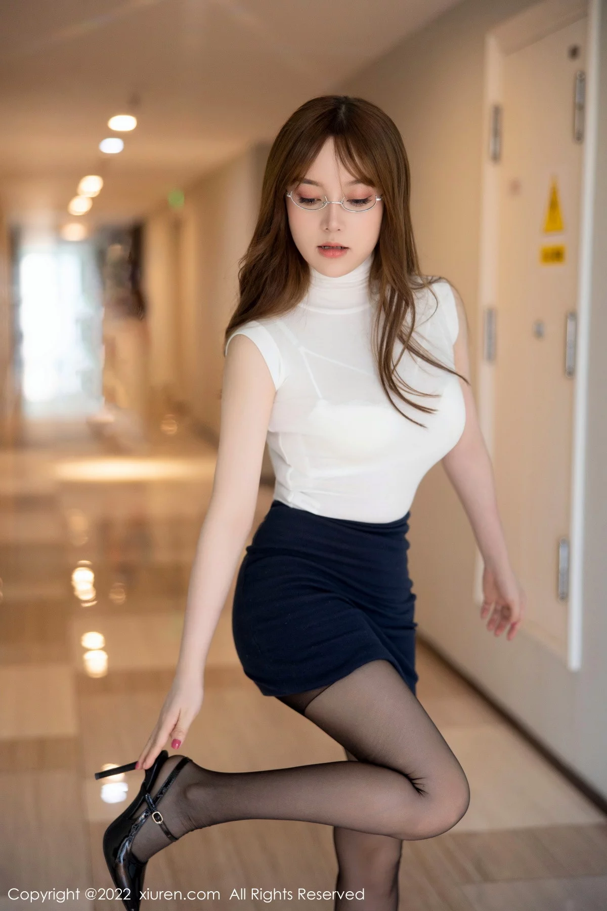 [[XiuRen秀人网]秀人网]No.6005_模特豆瓣酱白色轻透衣配黑短裙露蕾丝内衣秀丰满身材诱惑写真80P