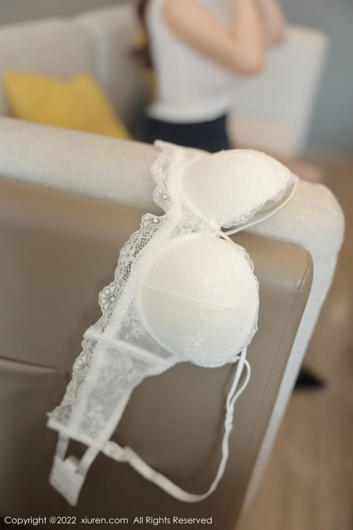 [[XiuRen秀人网]秀人网]No.6005_模特豆瓣酱白色轻透衣配黑短裙露蕾丝内衣秀丰满身材诱惑写真80P