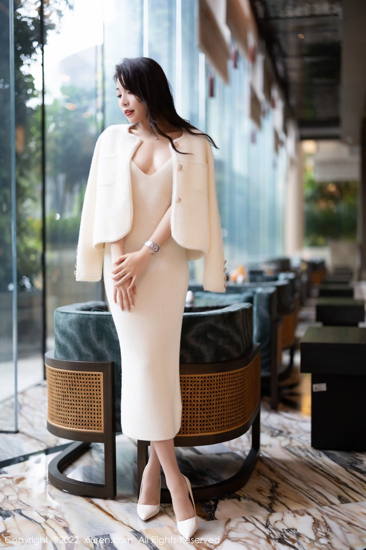 [[XiuRen秀人网]秀人网]No.6010_女神徐莉芝Booty脱性感白色套装露超薄无内肉丝秀翘臀诱惑写真82P