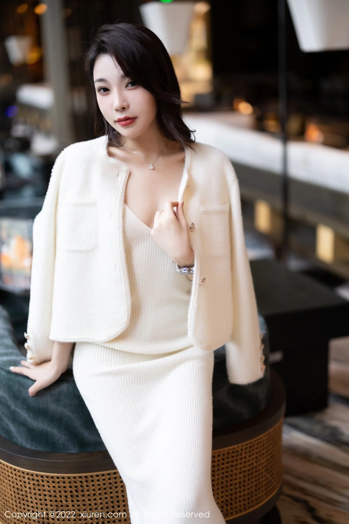 [[XiuRen秀人网]秀人网]No.6010_女神徐莉芝Booty脱性感白色套装露超薄无内肉丝秀翘臀诱惑写真82P