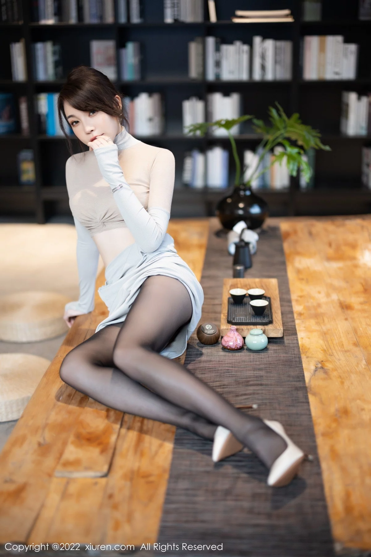 [[XiuRen秀人网]秀人网]No.5895_女神徐莉芝Booty性感浅色上衣配长裙露超薄黑丝迷人诱惑写真91P