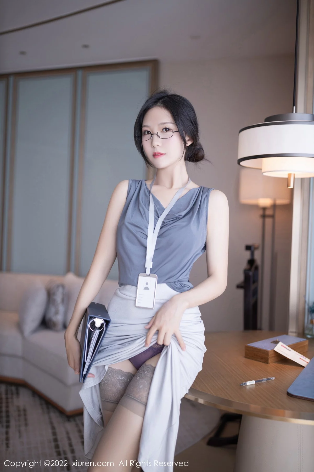 [[XiuRen秀人网]秀人网]No.5900_模特利世灰色上衣配白长裙半撩露蕾丝内裤秀翘臀美腿诱惑写真71P