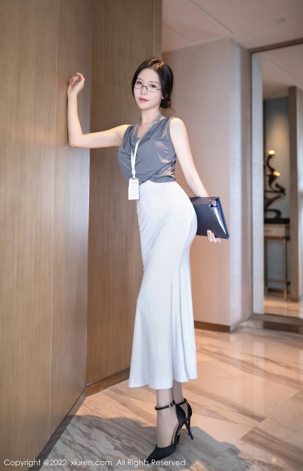 [[XiuRen秀人网]秀人网]No.5900_模特利世灰色上衣配白长裙半撩露蕾丝内裤秀翘臀美腿诱惑写真71P