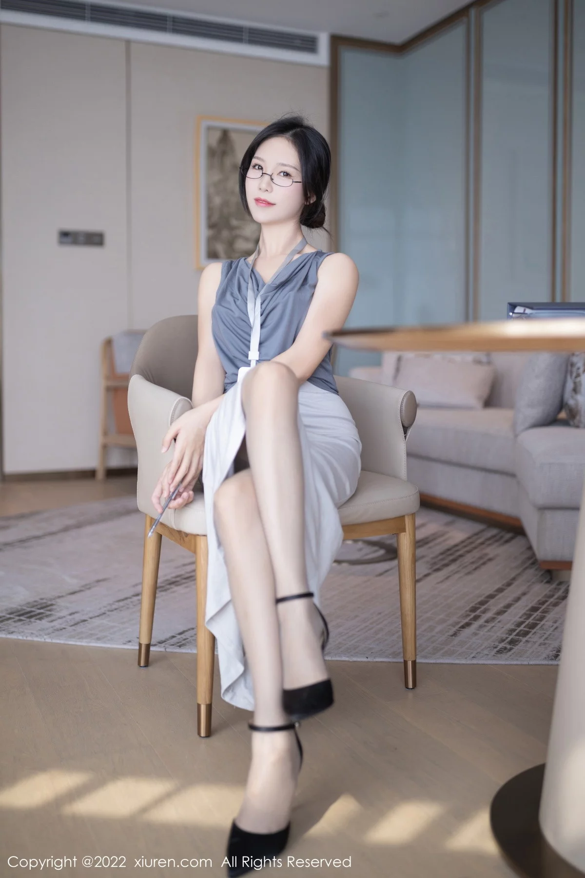 [[XiuRen秀人网]秀人网]No.5900_模特利世灰色上衣配白长裙半撩露蕾丝内裤秀翘臀美腿诱惑写真71P