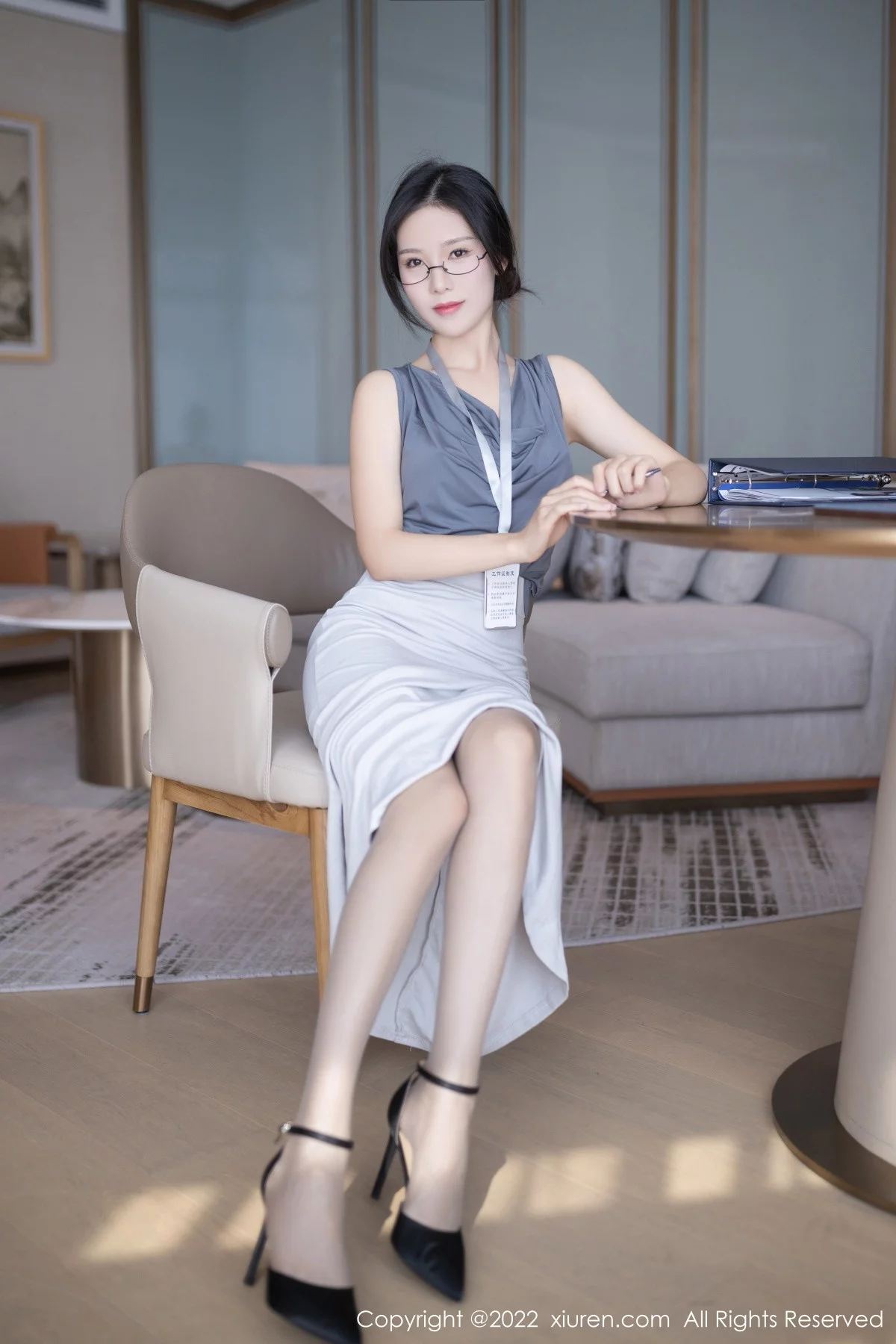 [[XiuRen秀人网]秀人网]No.5900_模特利世灰色上衣配白长裙半撩露蕾丝内裤秀翘臀美腿诱惑写真71P