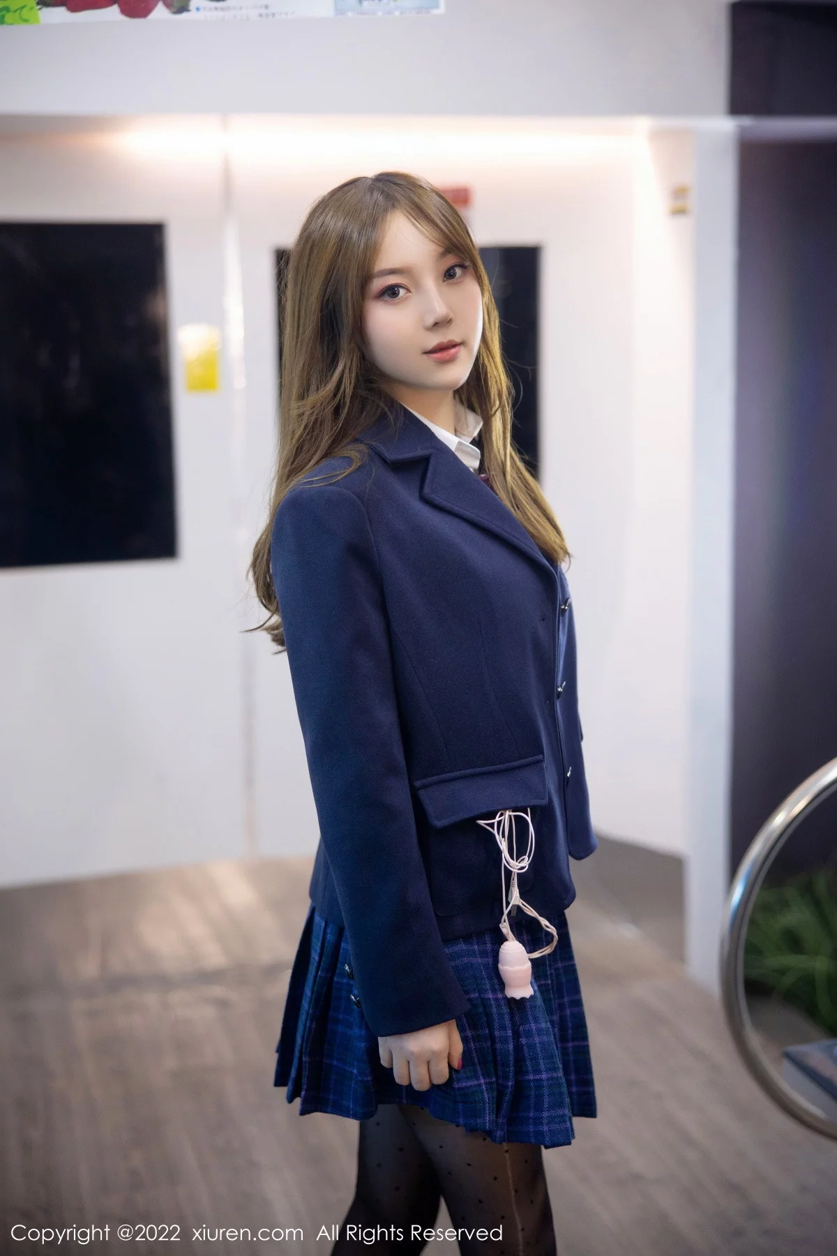 [[XiuRen秀人网]秀人网]No.5899_模特豆瓣酱电车场景性感白T露浅色内衣配超薄黑丝丰满诱惑写真89P