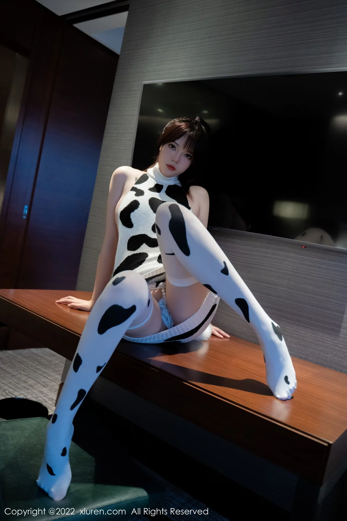 [[XiuRen秀人网]秀人网]No.5896_模特Arude薇薇性感真空露背白色奶牛服饰秀曼妙身姿诱惑写真56P