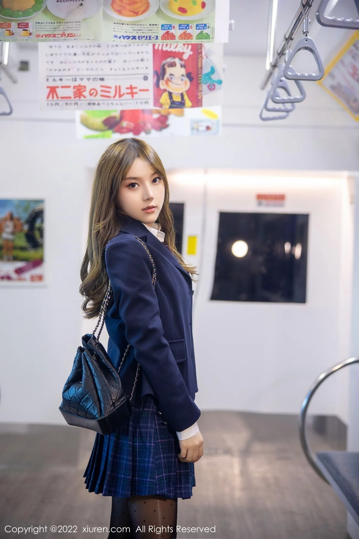 [[XiuRen秀人网]秀人网]No.5899_模特豆瓣酱电车场景性感白T露浅色内衣配超薄黑丝丰满诱惑写真89P