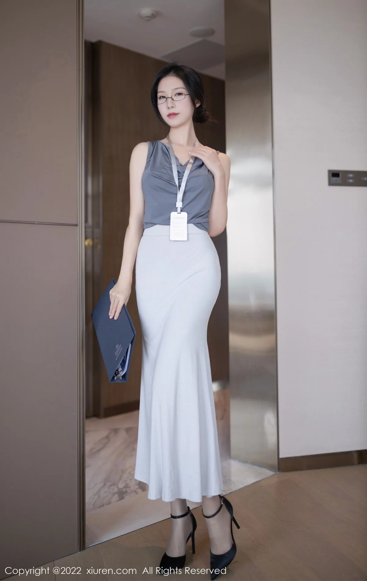 [[XiuRen秀人网]秀人网]No.5900_模特利世灰色上衣配白长裙半撩露蕾丝内裤秀翘臀美腿诱惑写真71P