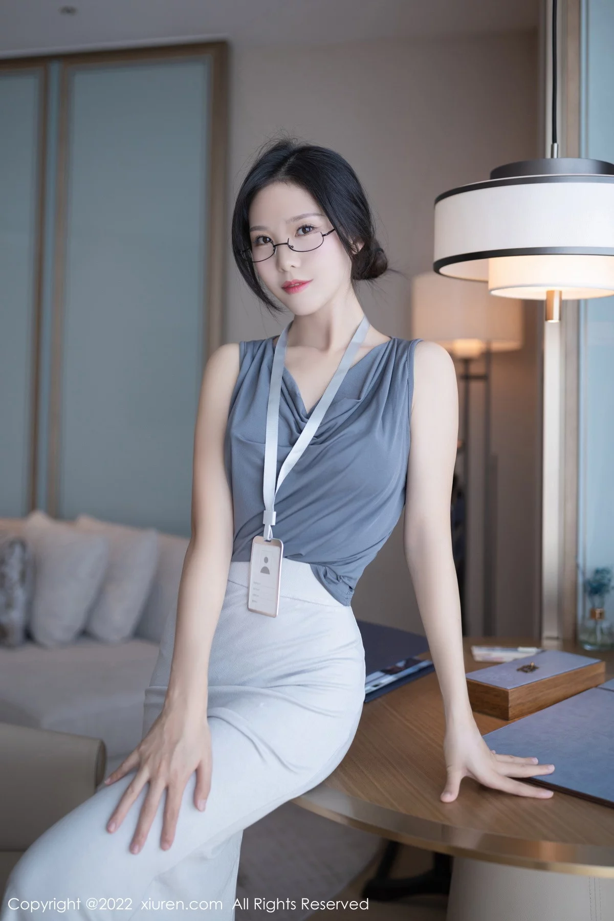 [[XiuRen秀人网]秀人网]No.5900_模特利世灰色上衣配白长裙半撩露蕾丝内裤秀翘臀美腿诱惑写真71P