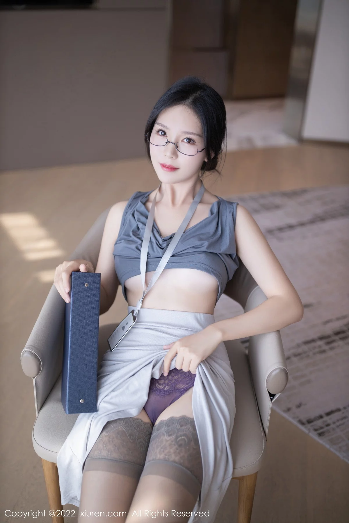 [[XiuRen秀人网]秀人网]No.5900_模特利世灰色上衣配白长裙半撩露蕾丝内裤秀翘臀美腿诱惑写真71P