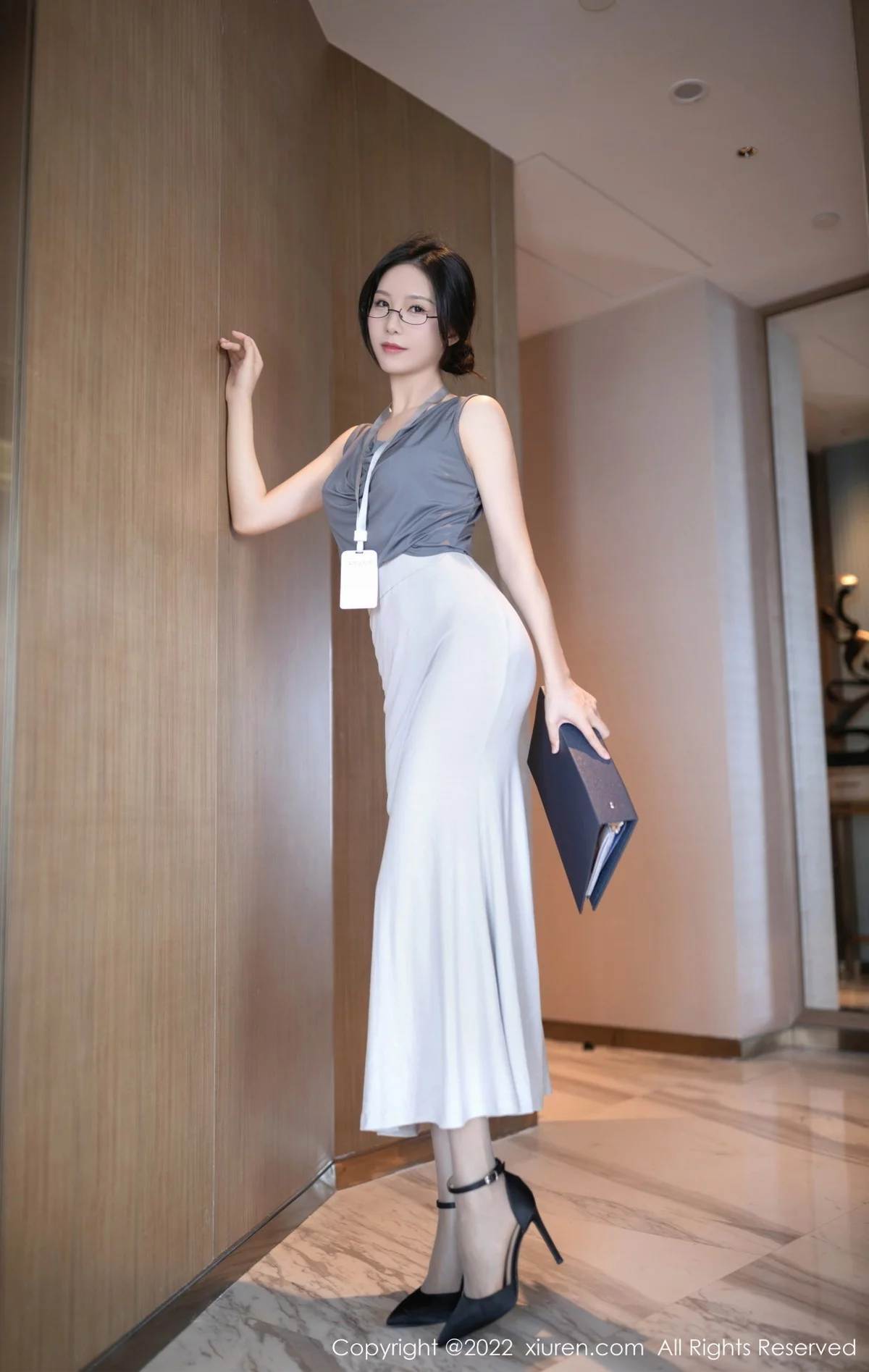 [[XiuRen秀人网]秀人网]No.5900_模特利世灰色上衣配白长裙半撩露蕾丝内裤秀翘臀美腿诱惑写真71P