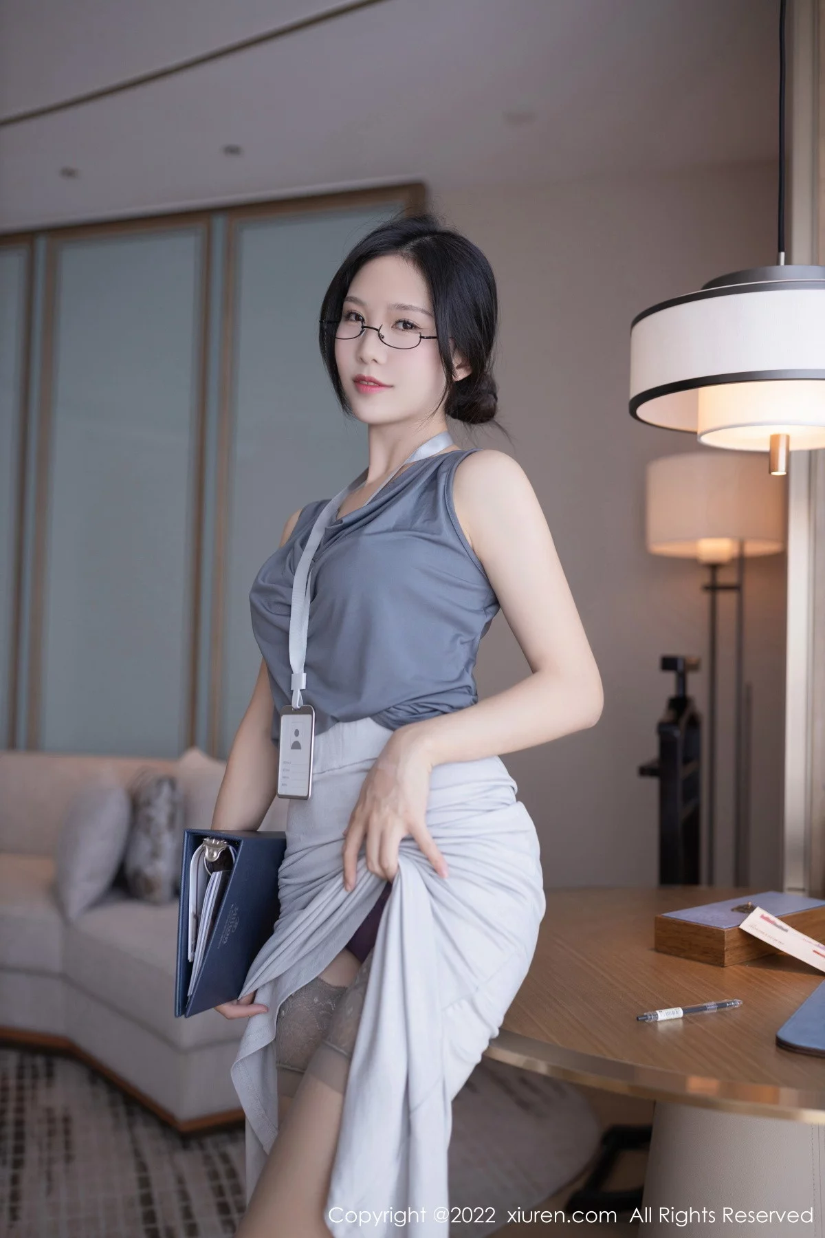 [[XiuRen秀人网]秀人网]No.5900_模特利世灰色上衣配白长裙半撩露蕾丝内裤秀翘臀美腿诱惑写真71P