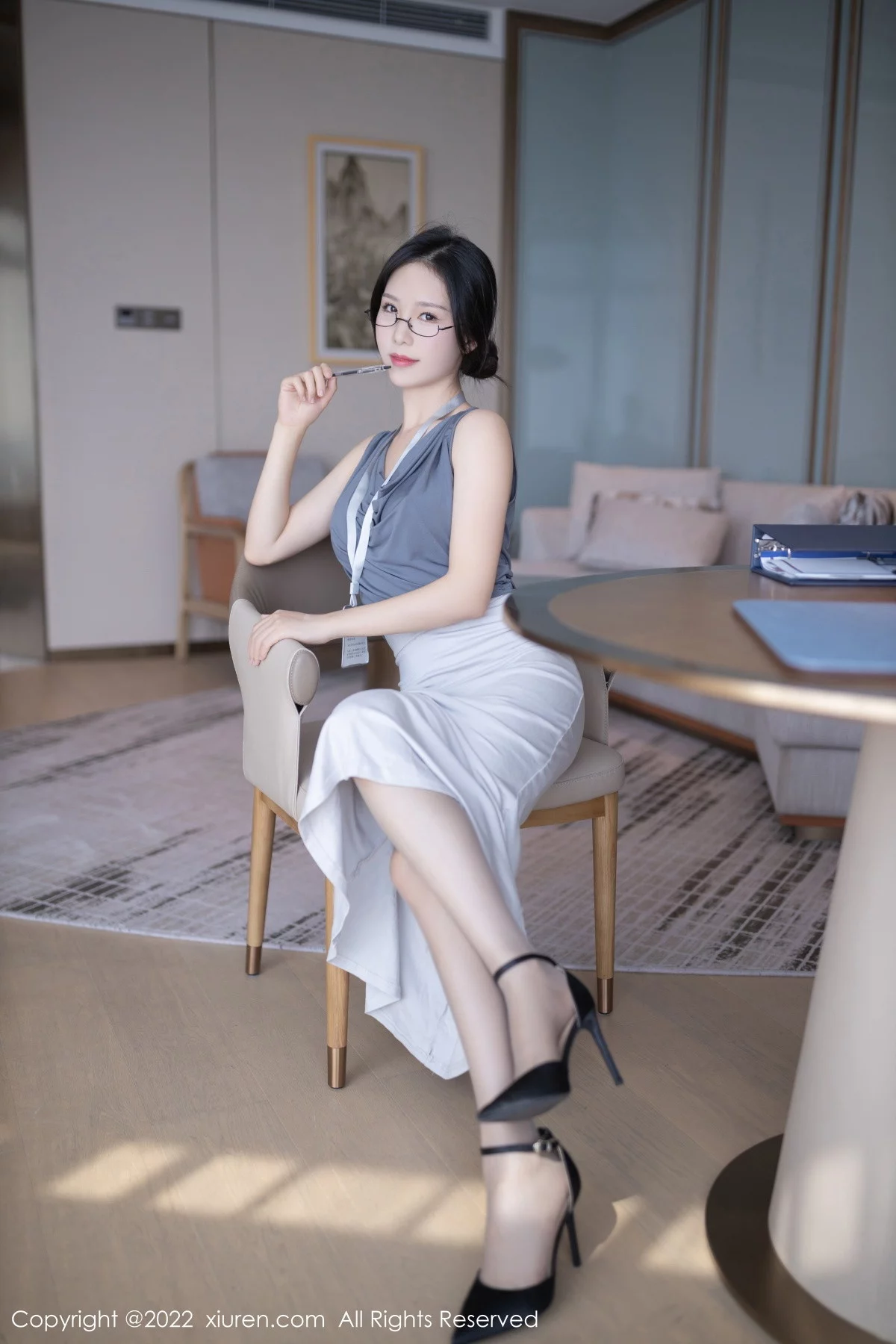 [[XiuRen秀人网]秀人网]No.5900_模特利世灰色上衣配白长裙半撩露蕾丝内裤秀翘臀美腿诱惑写真71P