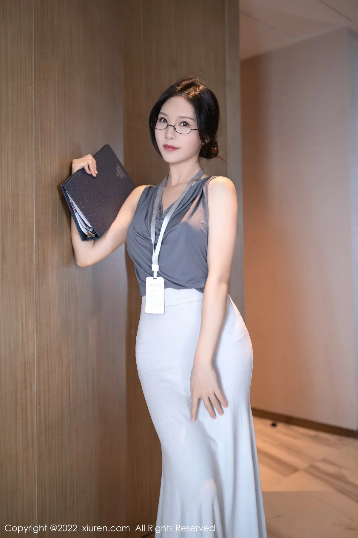 [[XiuRen秀人网]秀人网]No.5900_模特利世灰色上衣配白长裙半撩露蕾丝内裤秀翘臀美腿诱惑写真71P