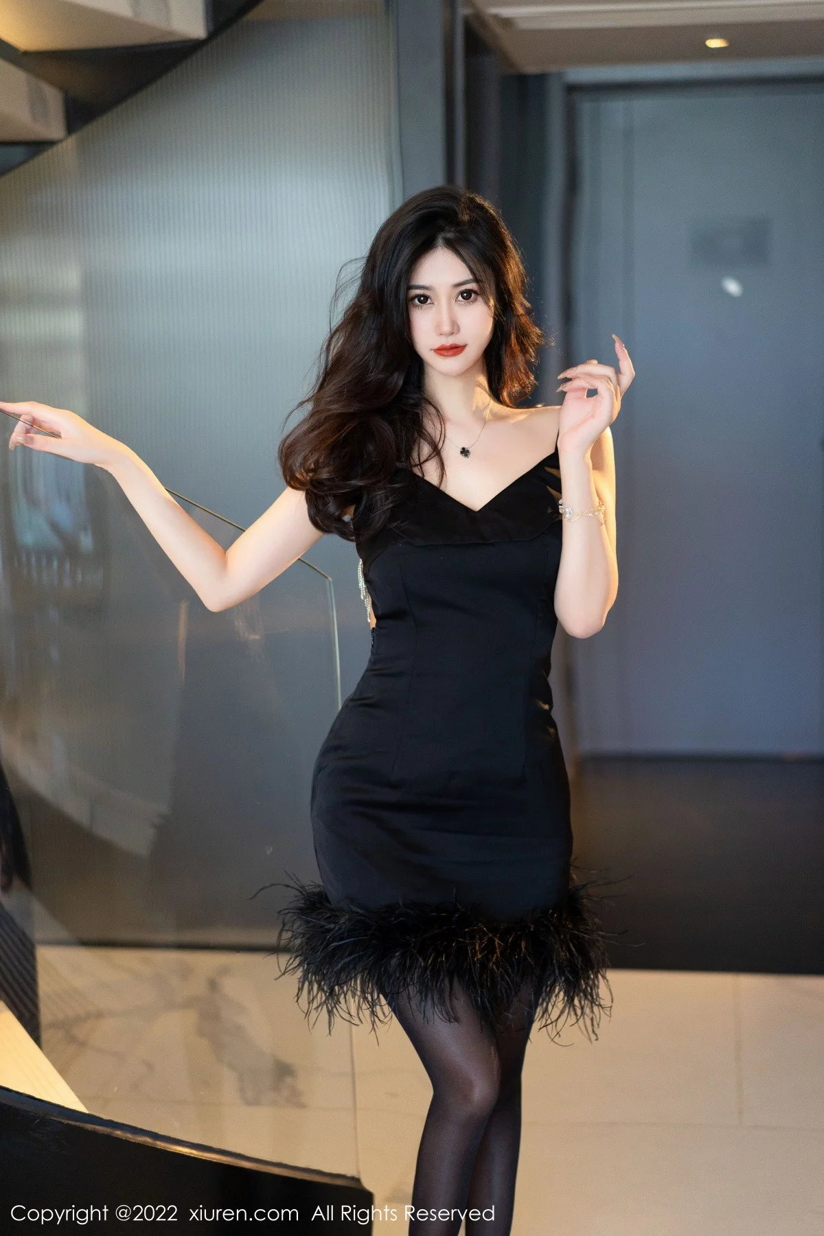 [[XiuRen秀人网]秀人网]No.5906_模特laura阿姣性感黑色低胸吊带短裙配超薄黑丝秀美腿迷人写真91P