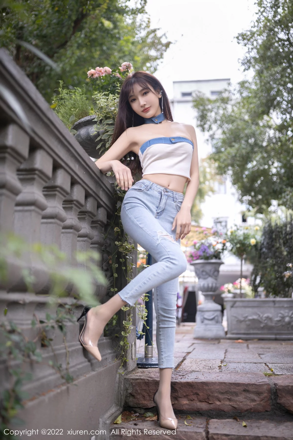 [[XiuRen秀人网]秀人网]No.5908_模特陆萱萱北京旅拍半脱牛仔裤露超薄无内肉丝秀翘臀诱惑写真77P