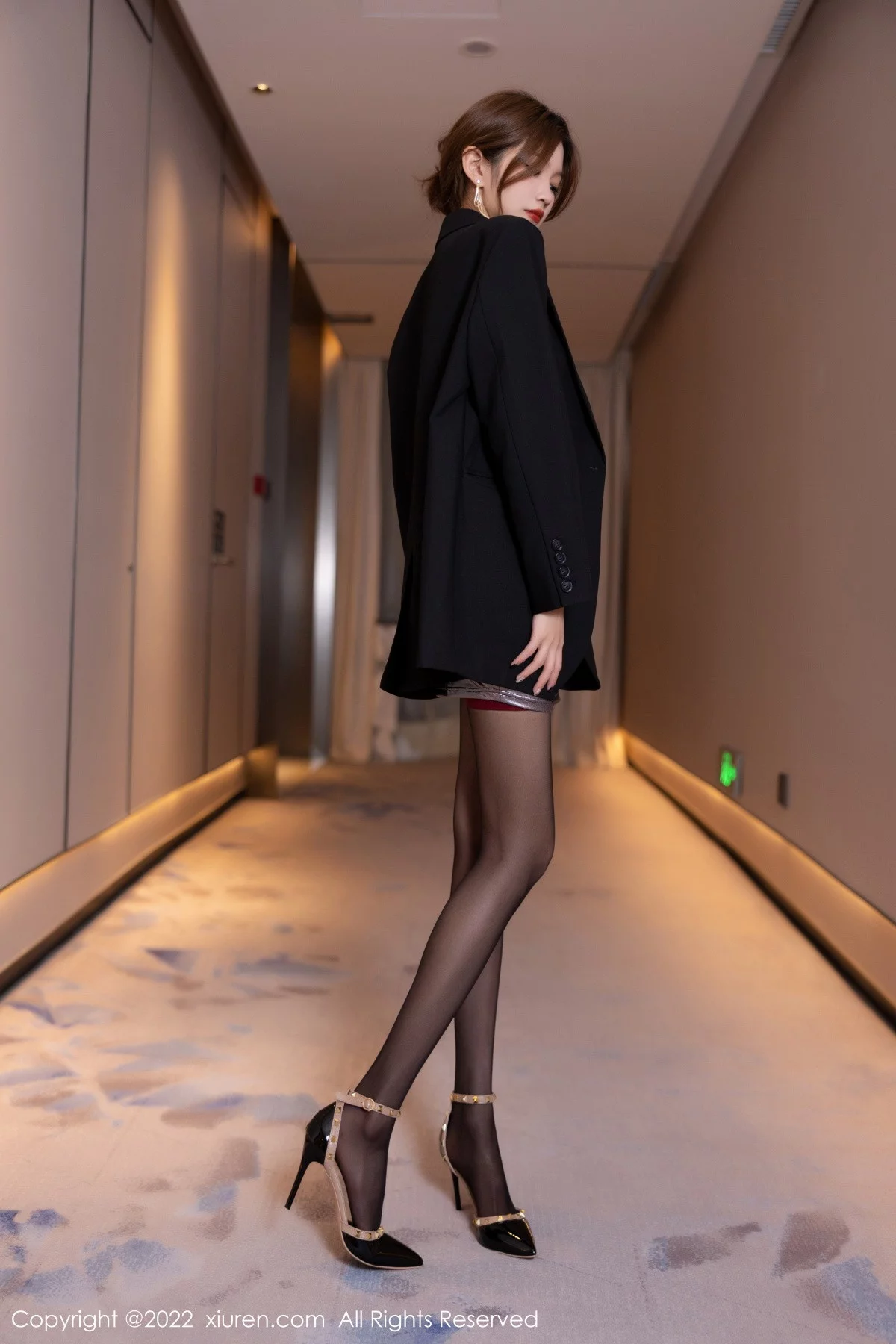 [[XiuRen秀人网]秀人网]No.5904_模特程程程-性感闪亮吊带上衣配黑丝吊裙秀苗条身姿迷人写真82P