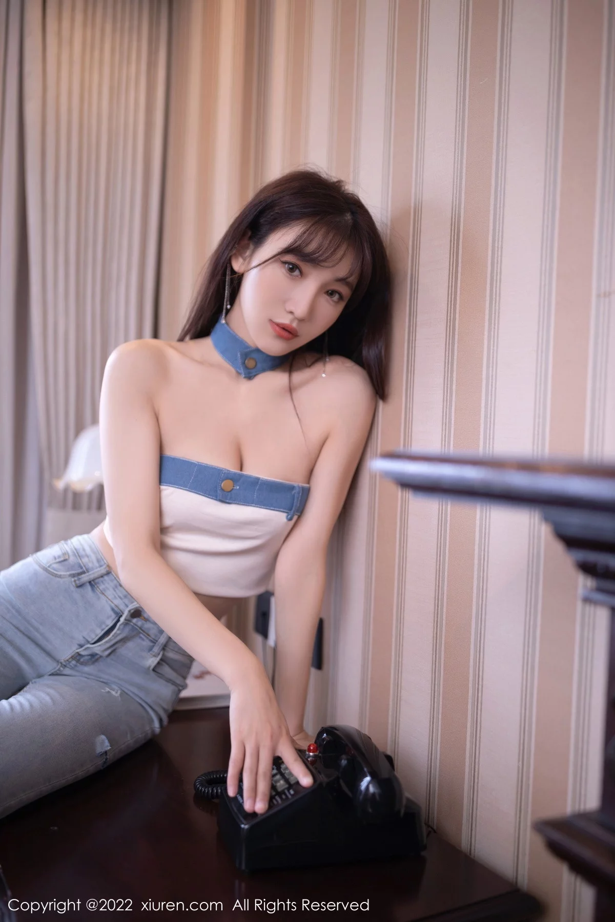 [[XiuRen秀人网]秀人网]No.5908_模特陆萱萱北京旅拍半脱牛仔裤露超薄无内肉丝秀翘臀诱惑写真77P