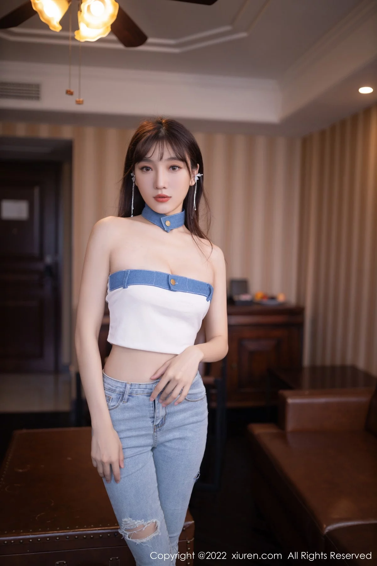 [[XiuRen秀人网]秀人网]No.5908_模特陆萱萱北京旅拍半脱牛仔裤露超薄无内肉丝秀翘臀诱惑写真77P