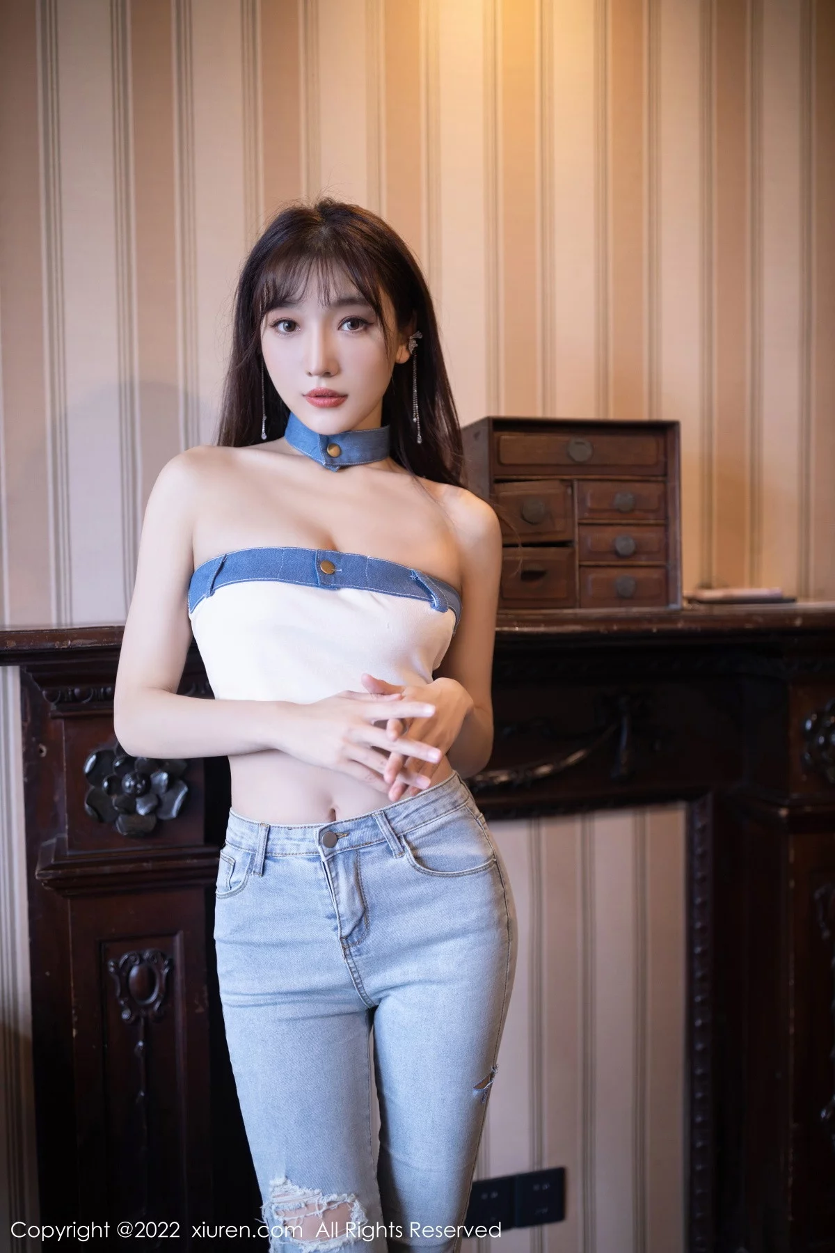 [[XiuRen秀人网]秀人网]No.5908_模特陆萱萱北京旅拍半脱牛仔裤露超薄无内肉丝秀翘臀诱惑写真77P