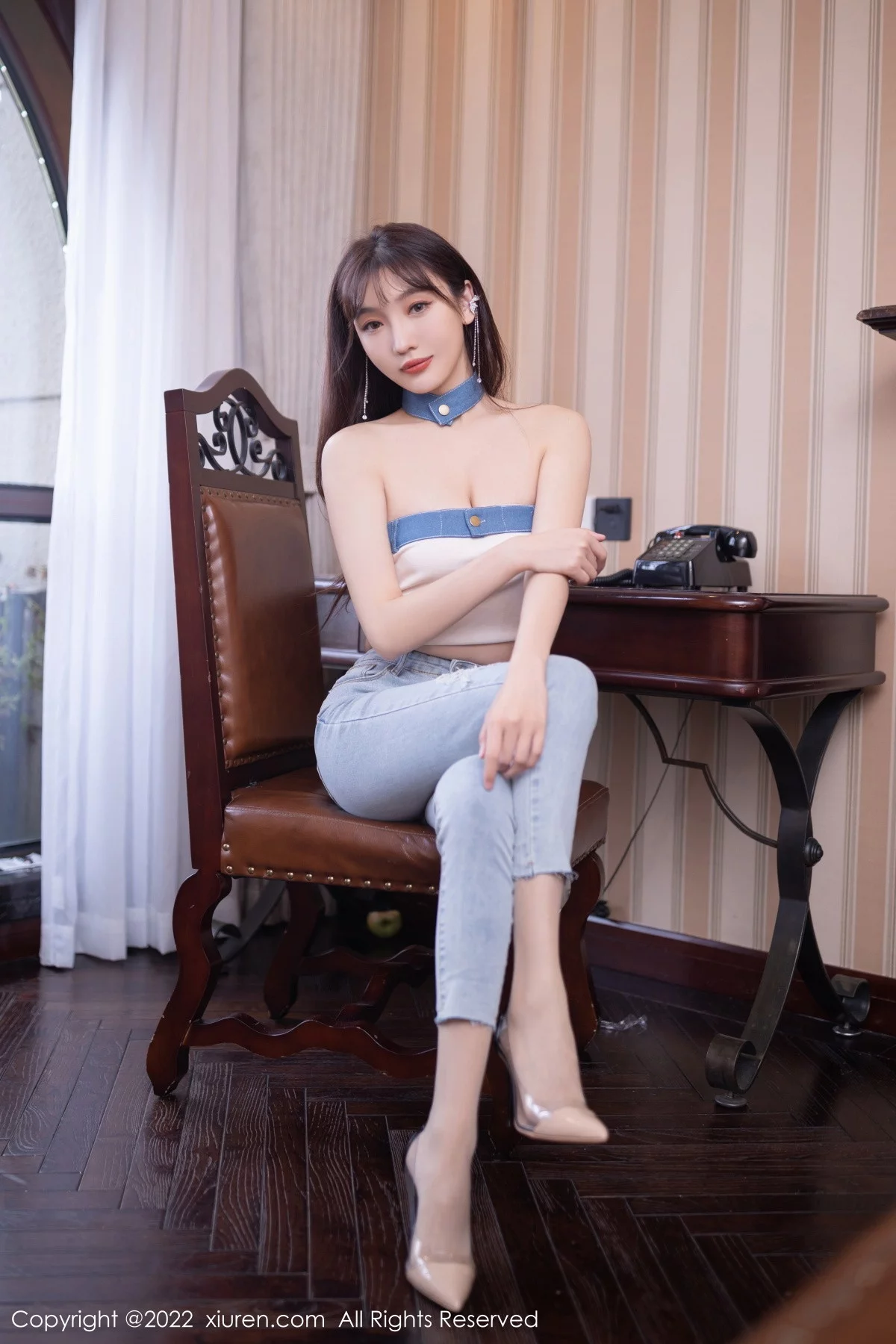 [[XiuRen秀人网]秀人网]No.5908_模特陆萱萱北京旅拍半脱牛仔裤露超薄无内肉丝秀翘臀诱惑写真77P