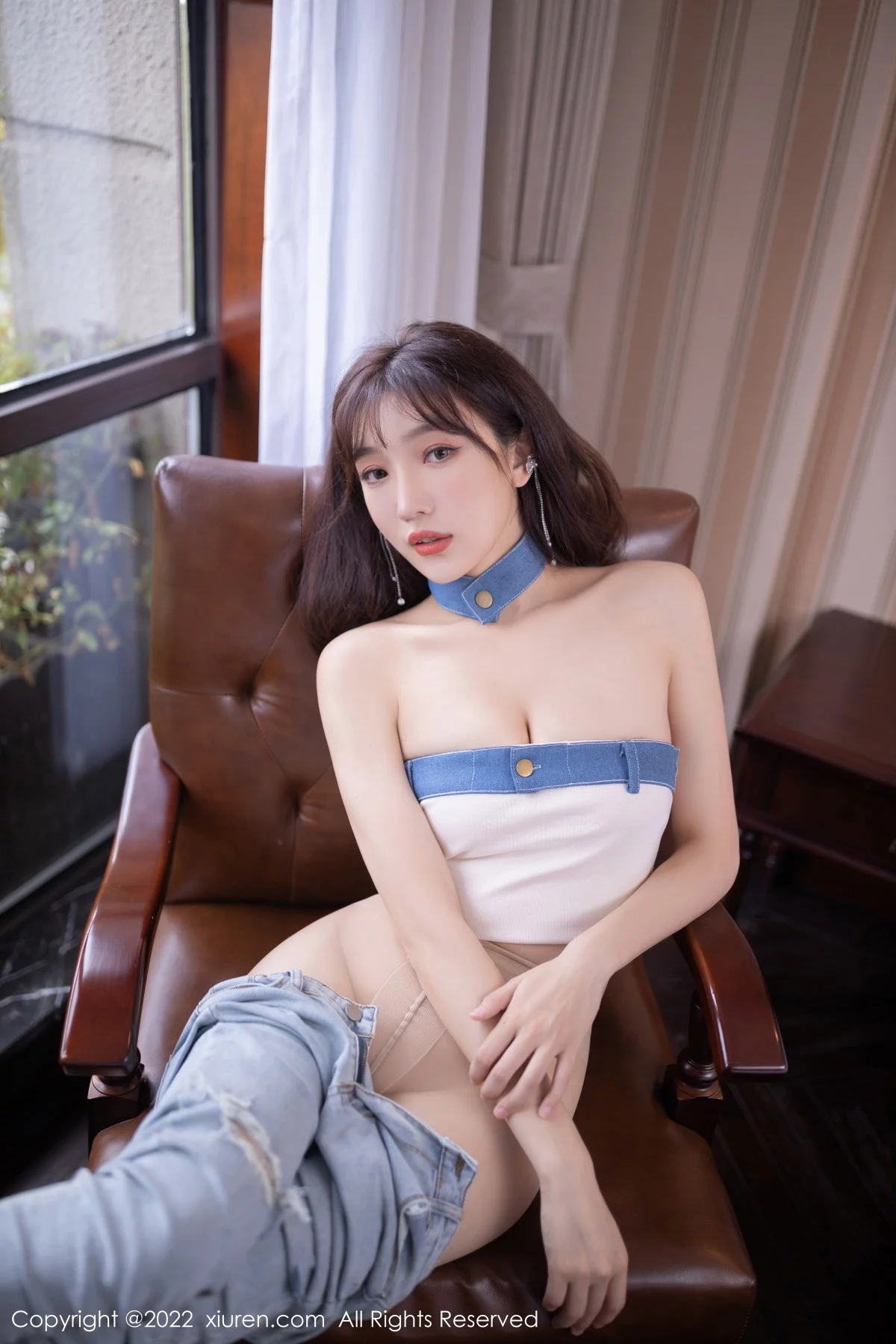 [[XiuRen秀人网]秀人网]No.5908_模特陆萱萱北京旅拍半脱牛仔裤露超薄无内肉丝秀翘臀诱惑写真77P