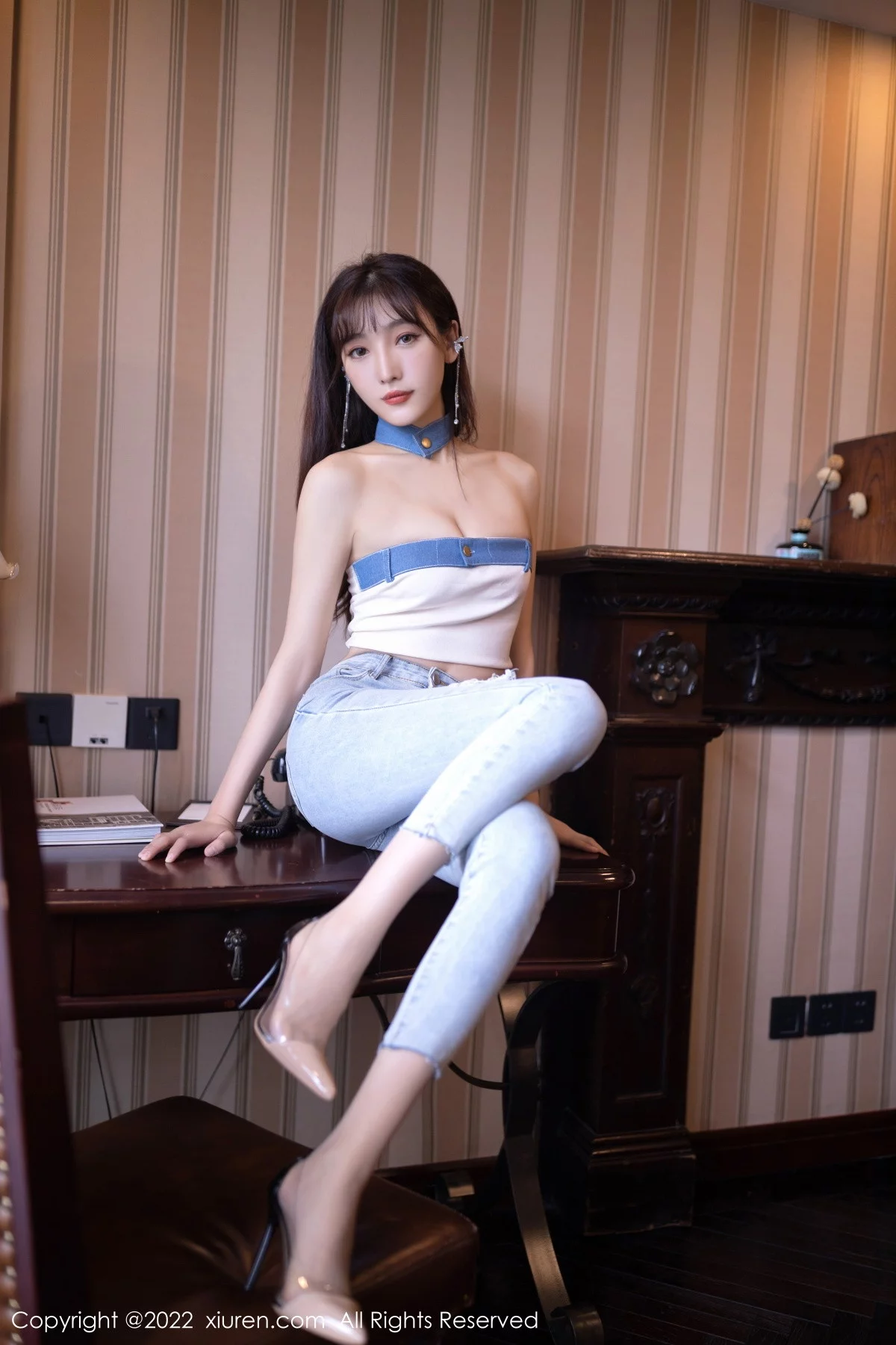 [[XiuRen秀人网]秀人网]No.5908_模特陆萱萱北京旅拍半脱牛仔裤露超薄无内肉丝秀翘臀诱惑写真77P