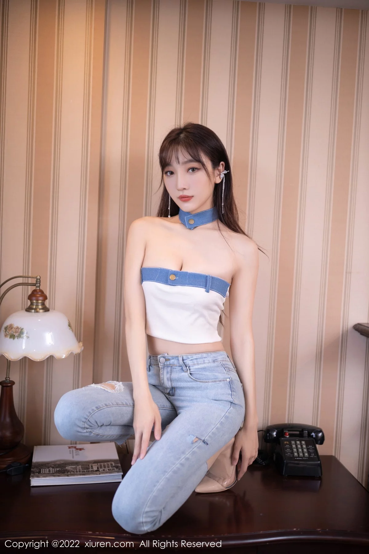 [[XiuRen秀人网]秀人网]No.5908_模特陆萱萱北京旅拍半脱牛仔裤露超薄无内肉丝秀翘臀诱惑写真77P