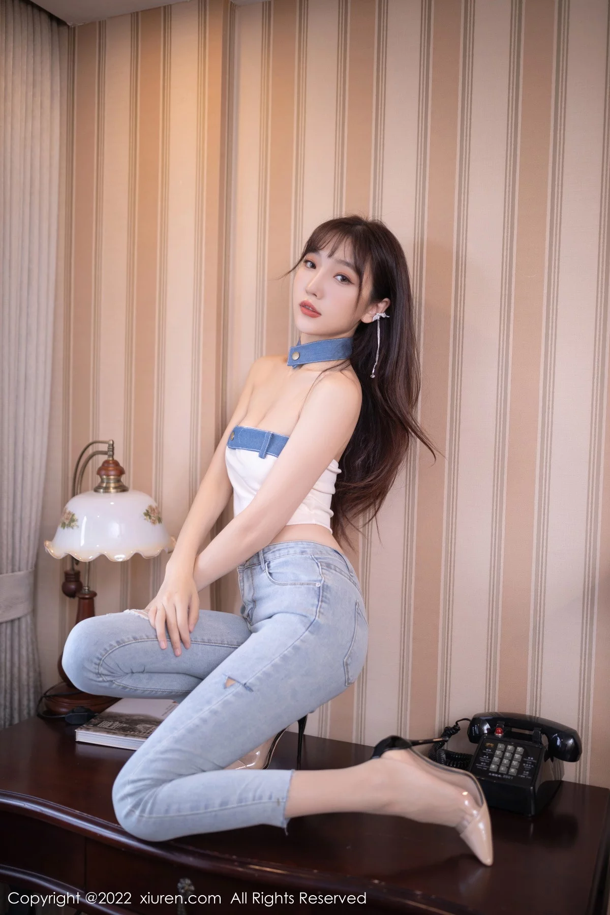 [[XiuRen秀人网]秀人网]No.5908_模特陆萱萱北京旅拍半脱牛仔裤露超薄无内肉丝秀翘臀诱惑写真77P