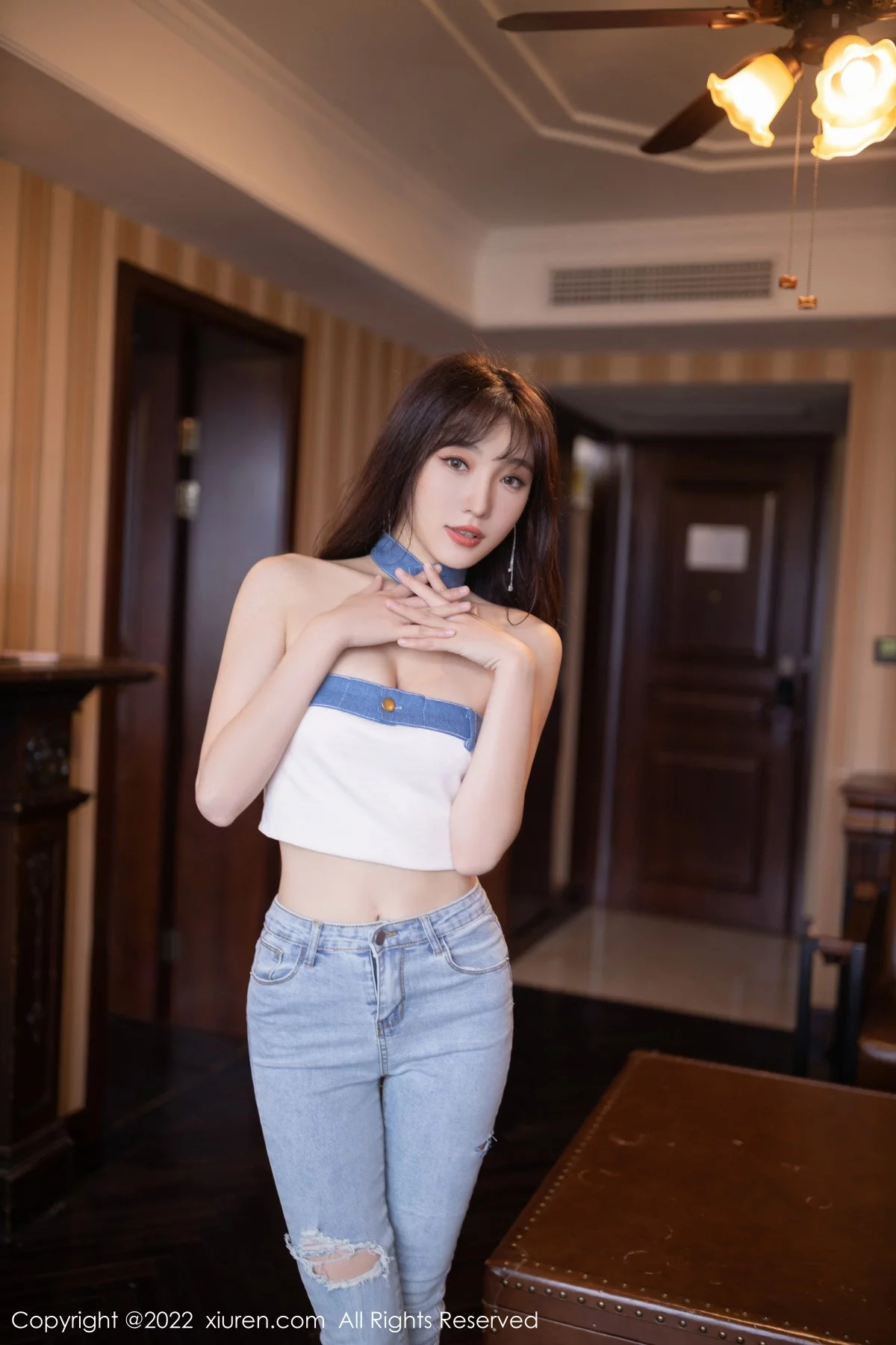 [[XiuRen秀人网]秀人网]No.5908_模特陆萱萱北京旅拍半脱牛仔裤露超薄无内肉丝秀翘臀诱惑写真77P