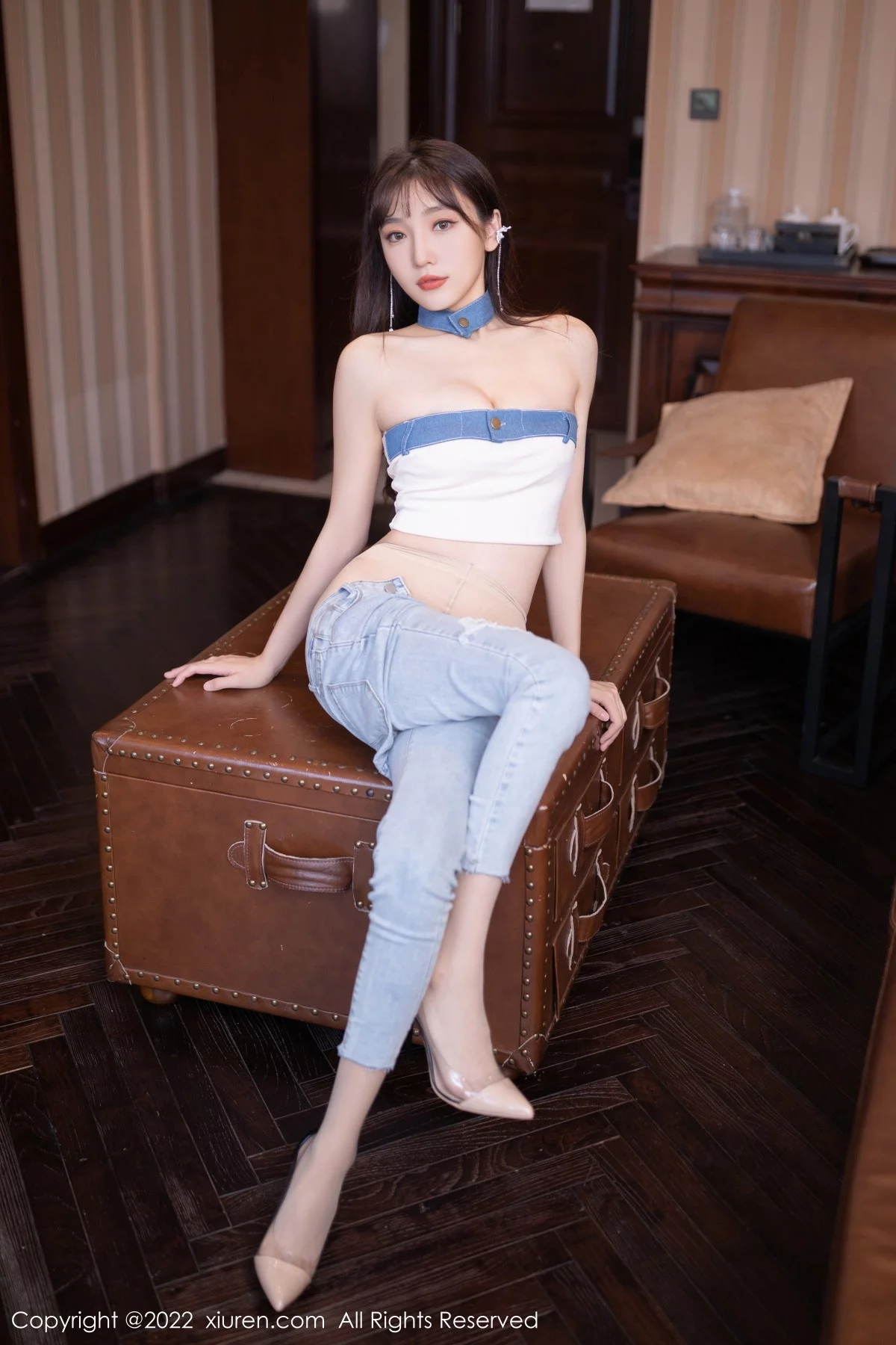 [[XiuRen秀人网]秀人网]No.5908_模特陆萱萱北京旅拍半脱牛仔裤露超薄无内肉丝秀翘臀诱惑写真77P