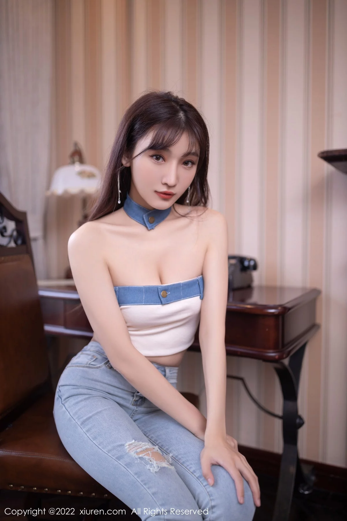 [[XiuRen秀人网]秀人网]No.5908_模特陆萱萱北京旅拍半脱牛仔裤露超薄无内肉丝秀翘臀诱惑写真77P