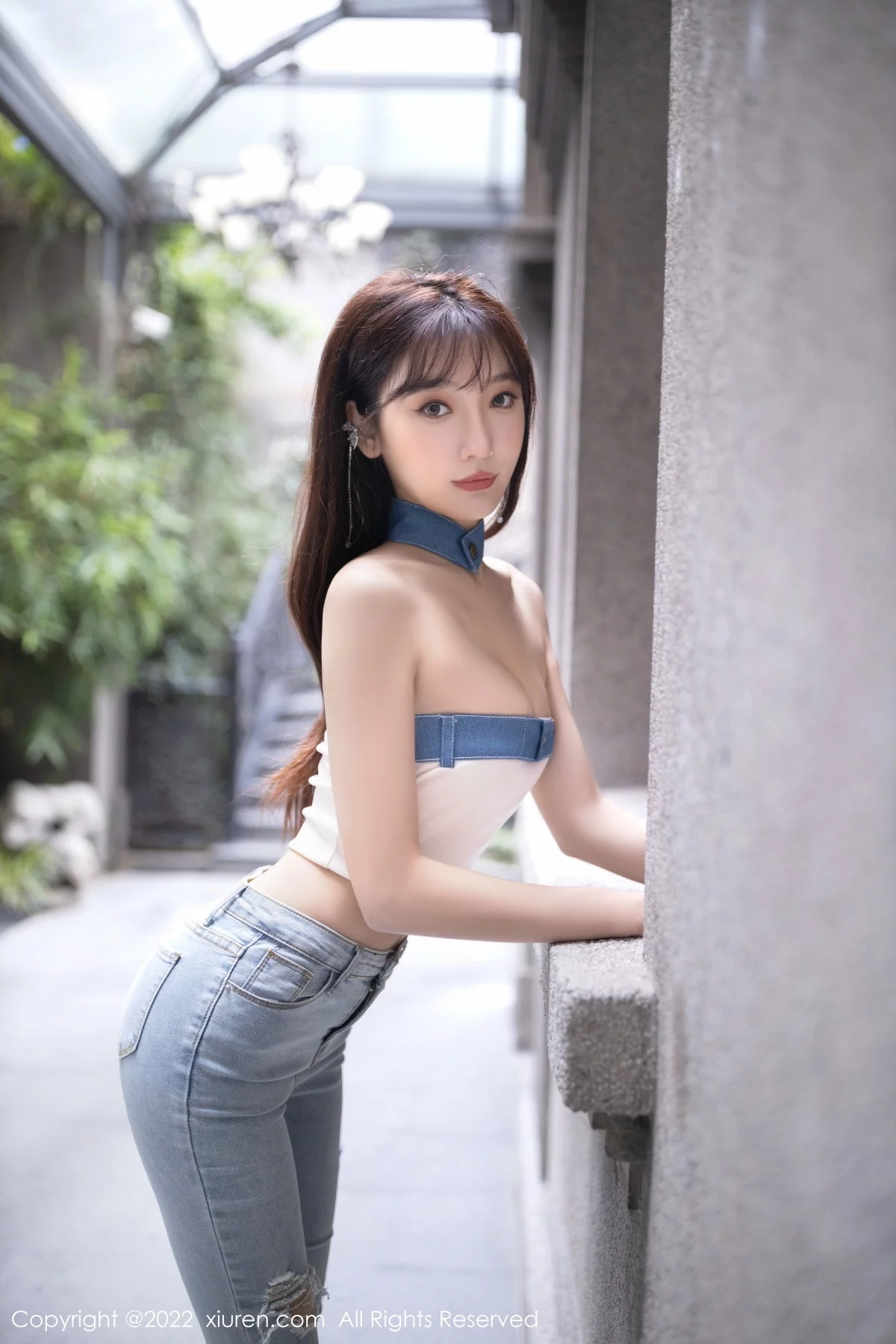 [[XiuRen秀人网]秀人网]No.5908_模特陆萱萱北京旅拍半脱牛仔裤露超薄无内肉丝秀翘臀诱惑写真77P