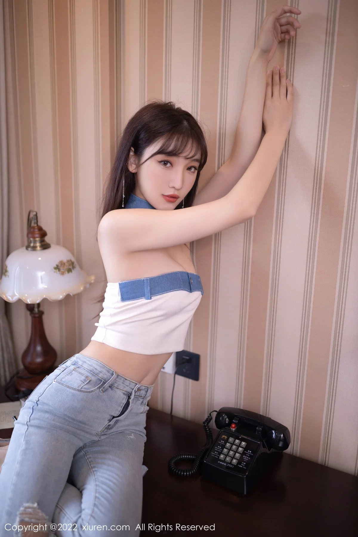 [[XiuRen秀人网]秀人网]No.5908_模特陆萱萱北京旅拍半脱牛仔裤露超薄无内肉丝秀翘臀诱惑写真77P