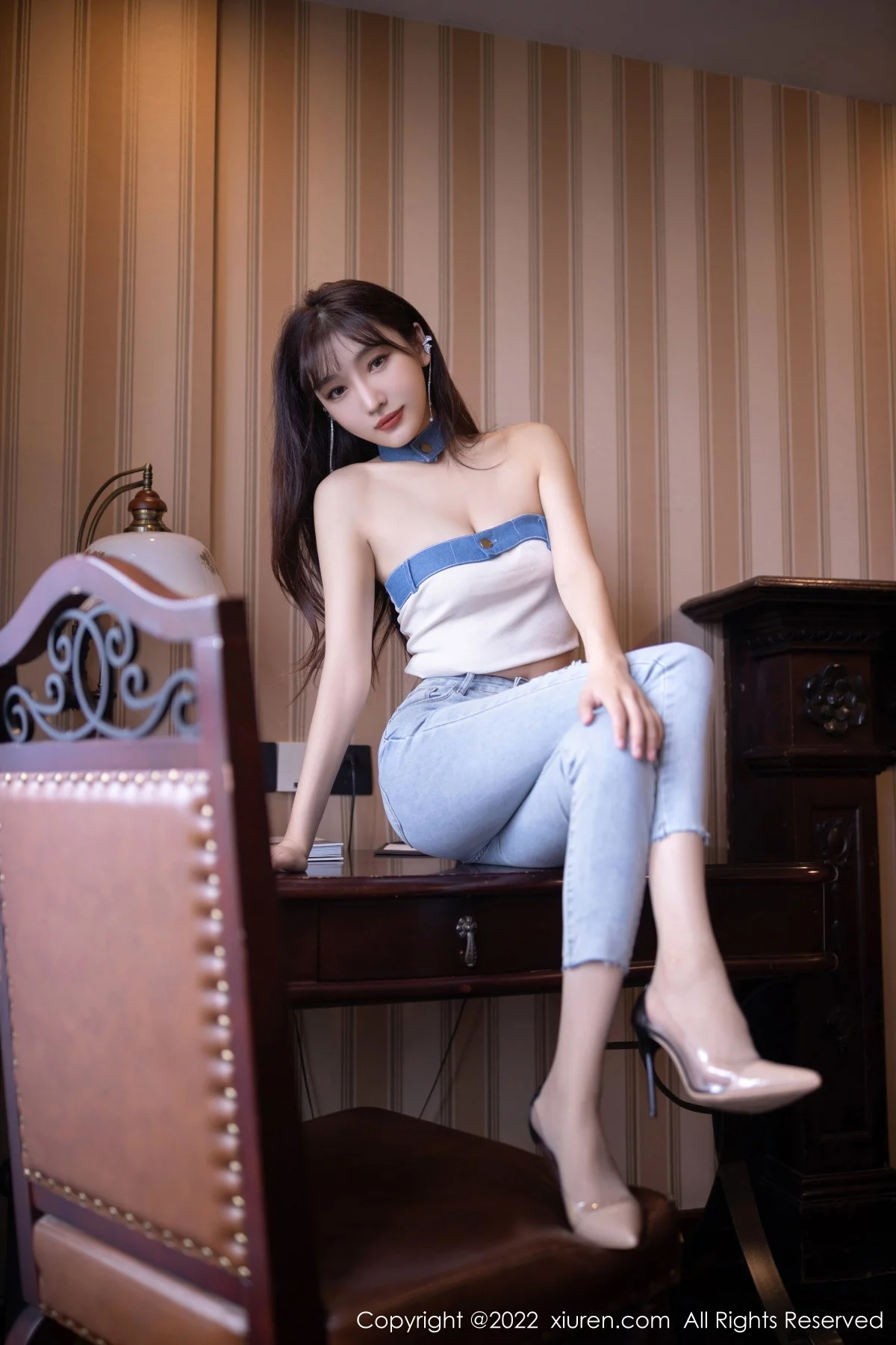 [[XiuRen秀人网]秀人网]No.5908_模特陆萱萱北京旅拍半脱牛仔裤露超薄无内肉丝秀翘臀诱惑写真77P