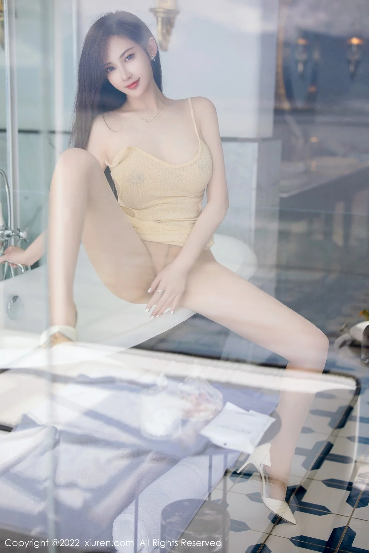 [[XiuRen秀人网]秀人网]No.5912_女神奶瓶土肥圆大理旅拍黄色吊带短裙秀丰满身材惹火诱惑写真82P